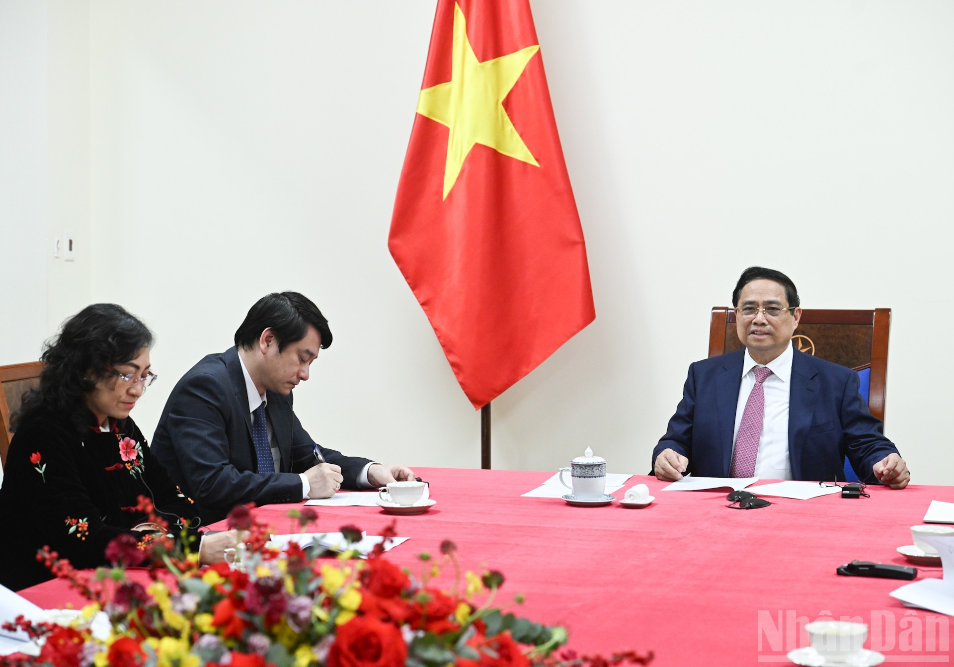 Премьер-министр Фам Минь Тьинь проводит телефонный разговор с Президентом Анголы Жоау Мануэлом Гонсалвешем Лоуренсу.