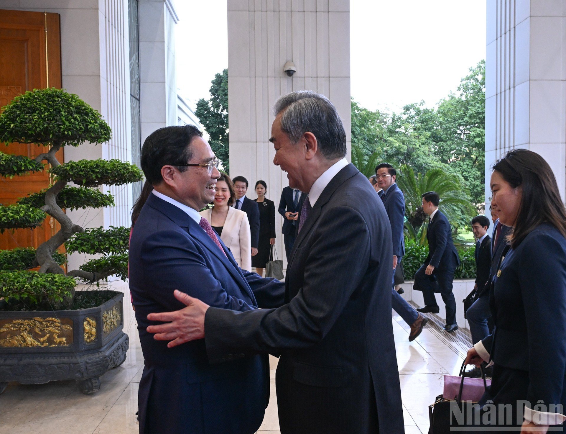 Премьер-министр Фам Минь Тьинь встречает Министра иностранных дел Китая Ван И.