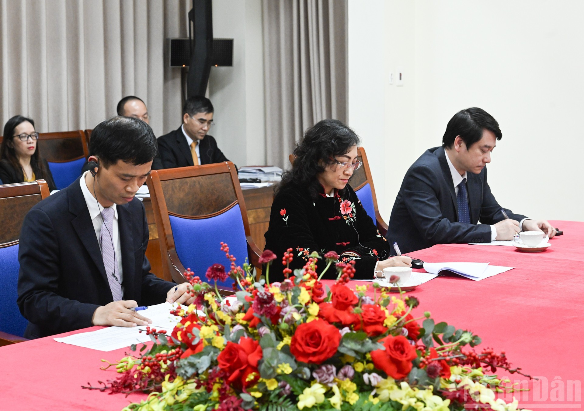 Представители партийных отделов, министерств и ведомств Правительства Вьетнама участвуют в телефонном разговоре.