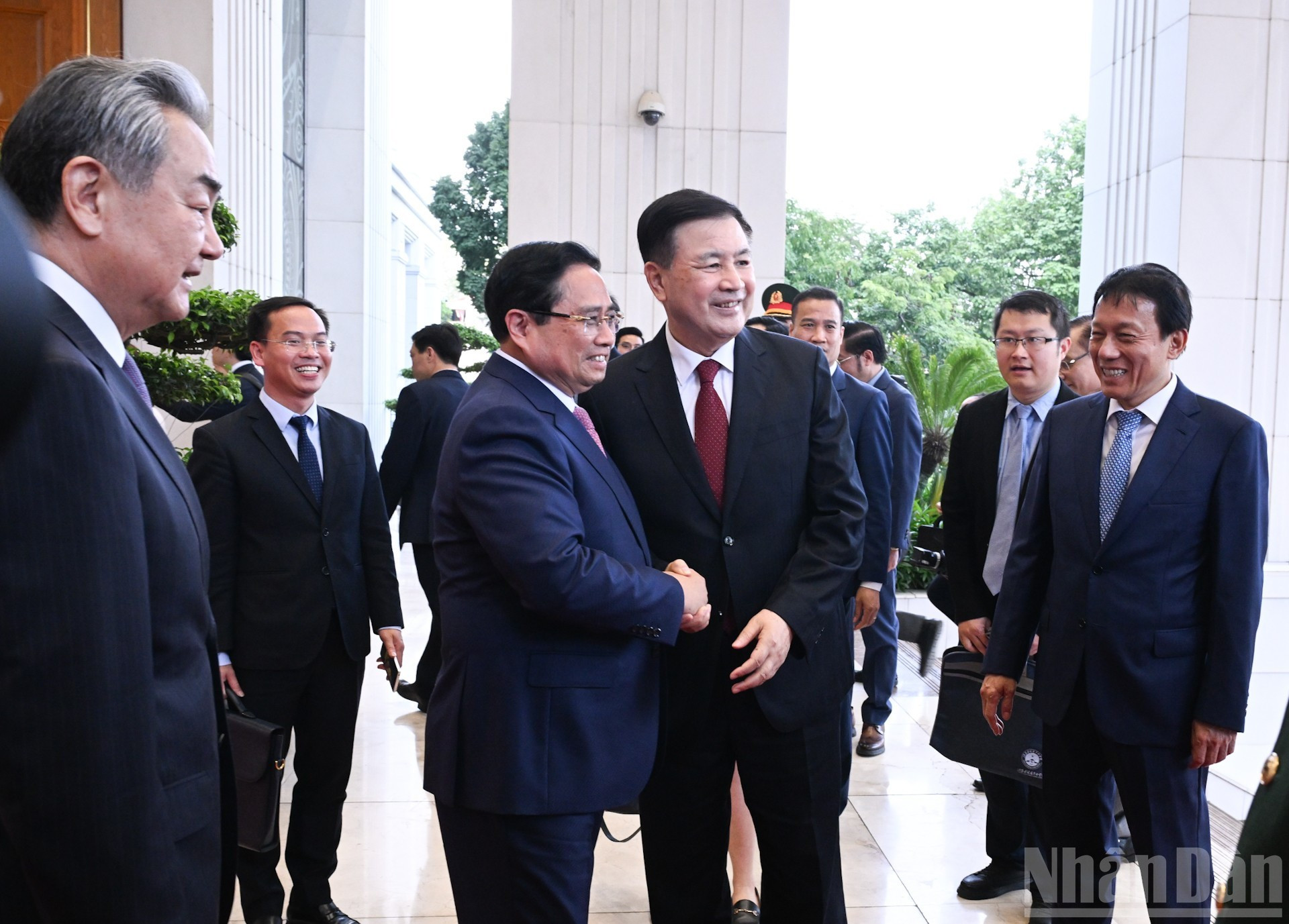 Премьер-министр Фам Минь Тьинь встречает Министра общественной безопасности Китая Ван Сяохуна.