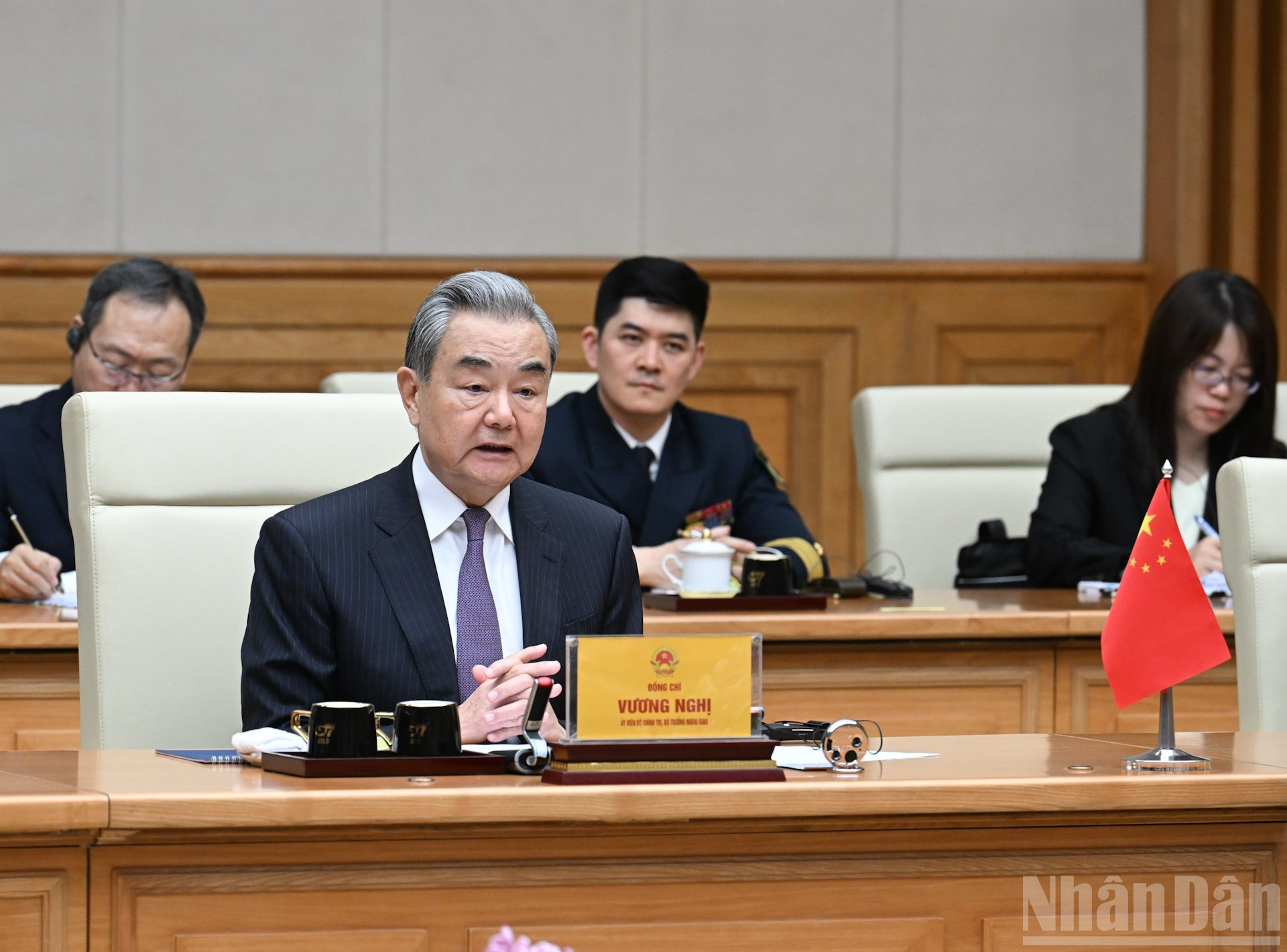 Министр иностранных дел Китая Ван И выступает с речью.