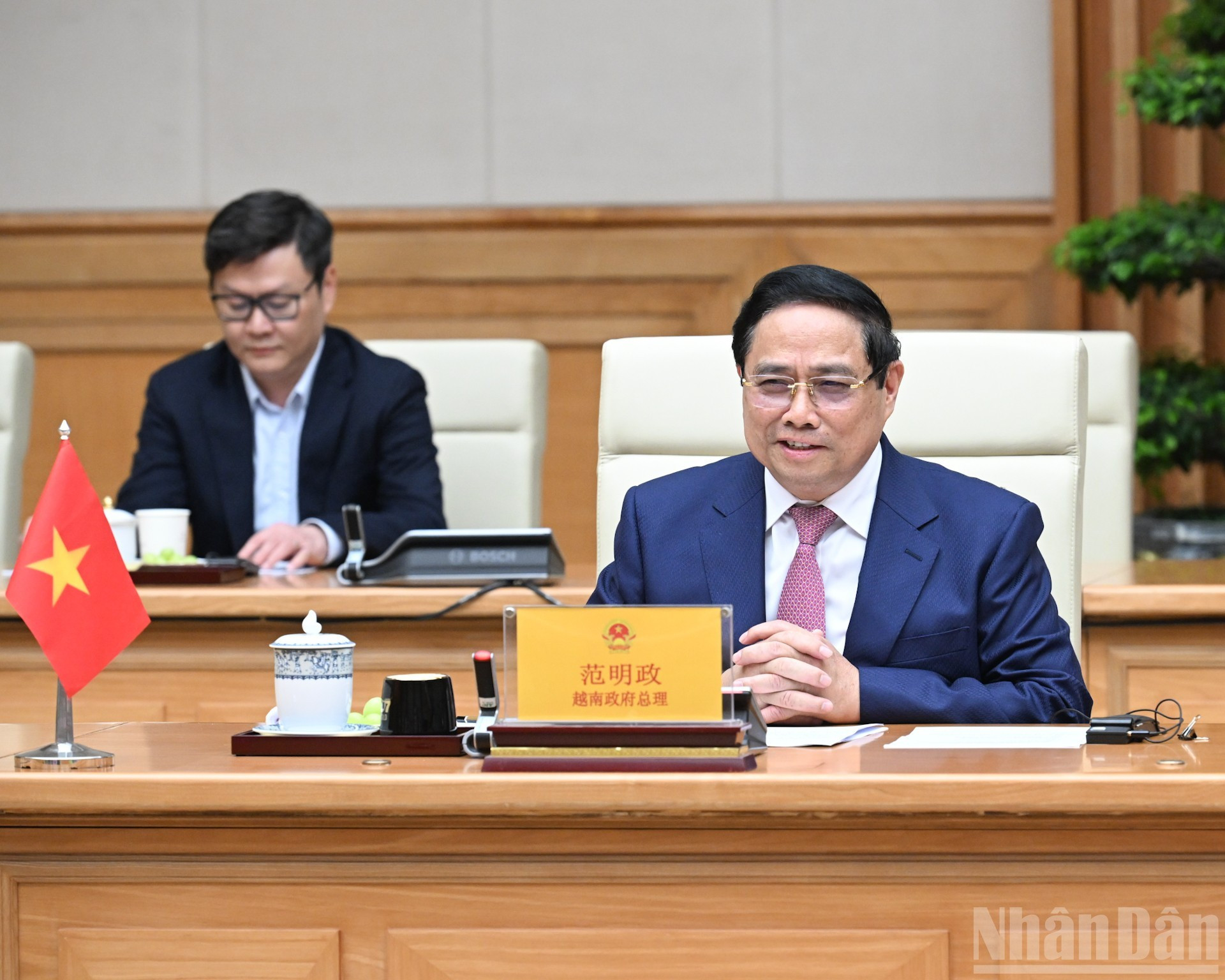 Премьер-министр Фам Минь Тьинь выступает на встрече.