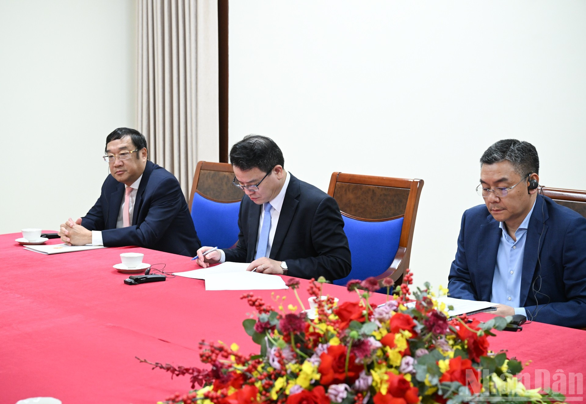 Представители партийных отделов, министерств и ведомств Правительства Вьетнама участвуют в телефонном разговоре.