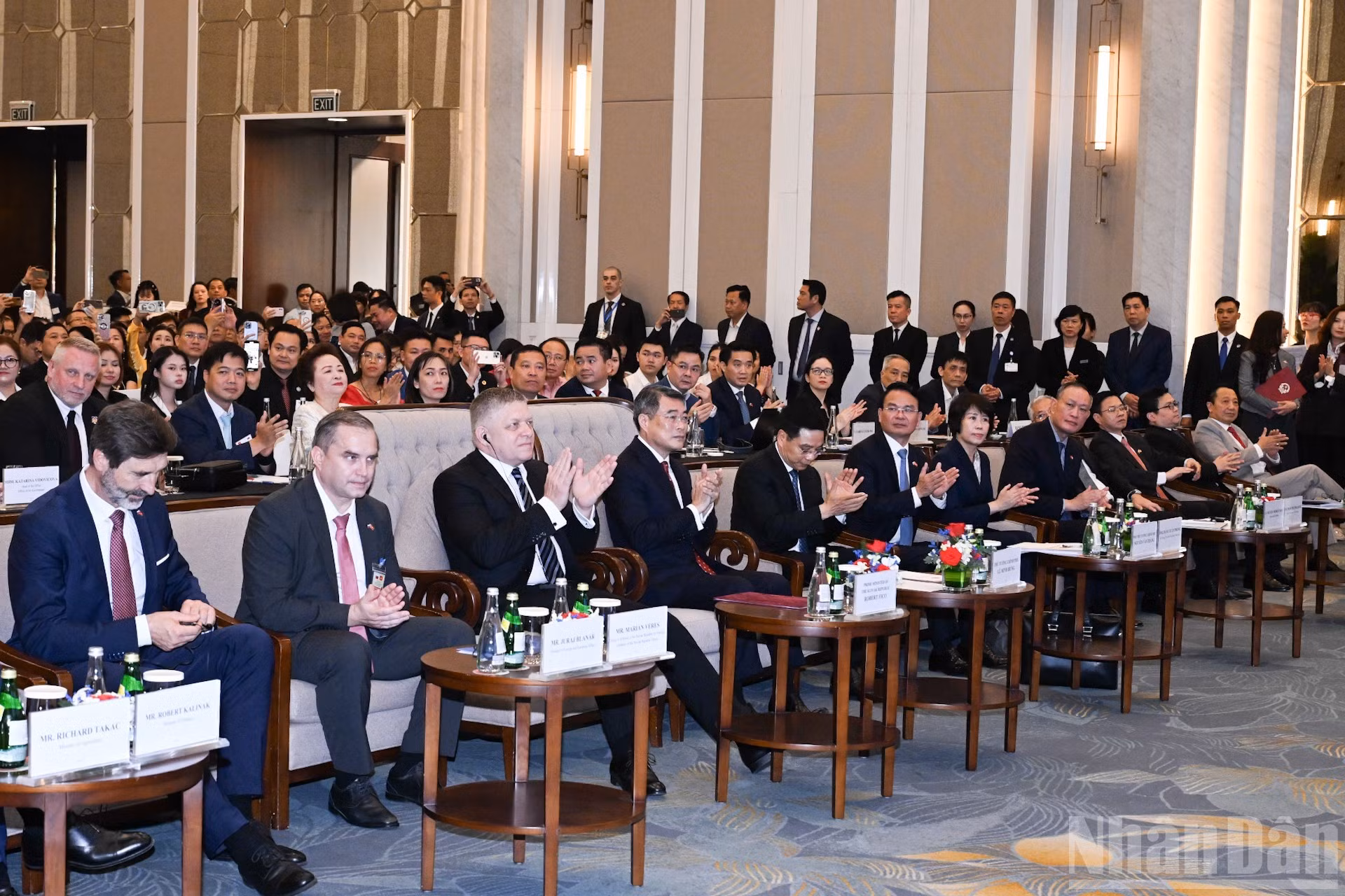 Премьер-министр Ле Минь Хынг и Премьер-министр Роберт Фицо вместе с делегатами на Словацко-вьетнамском бизнес-форуме 2026 года.