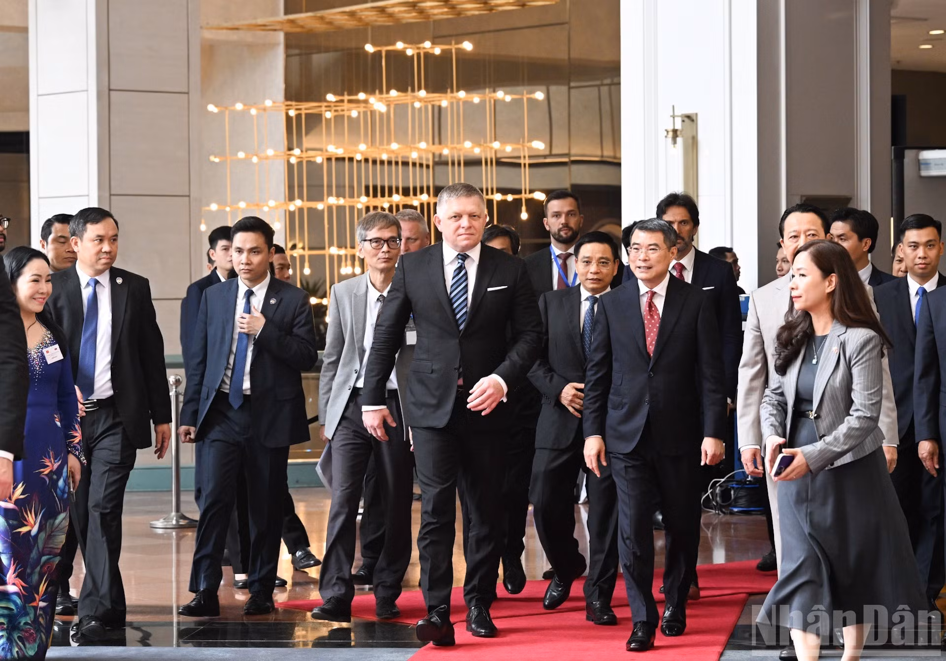 Премьер-министры Ле Минь Хынг и Роберт Фицо принимают участие в Словацко-вьетнамском бизнес-форуме 2026 года.