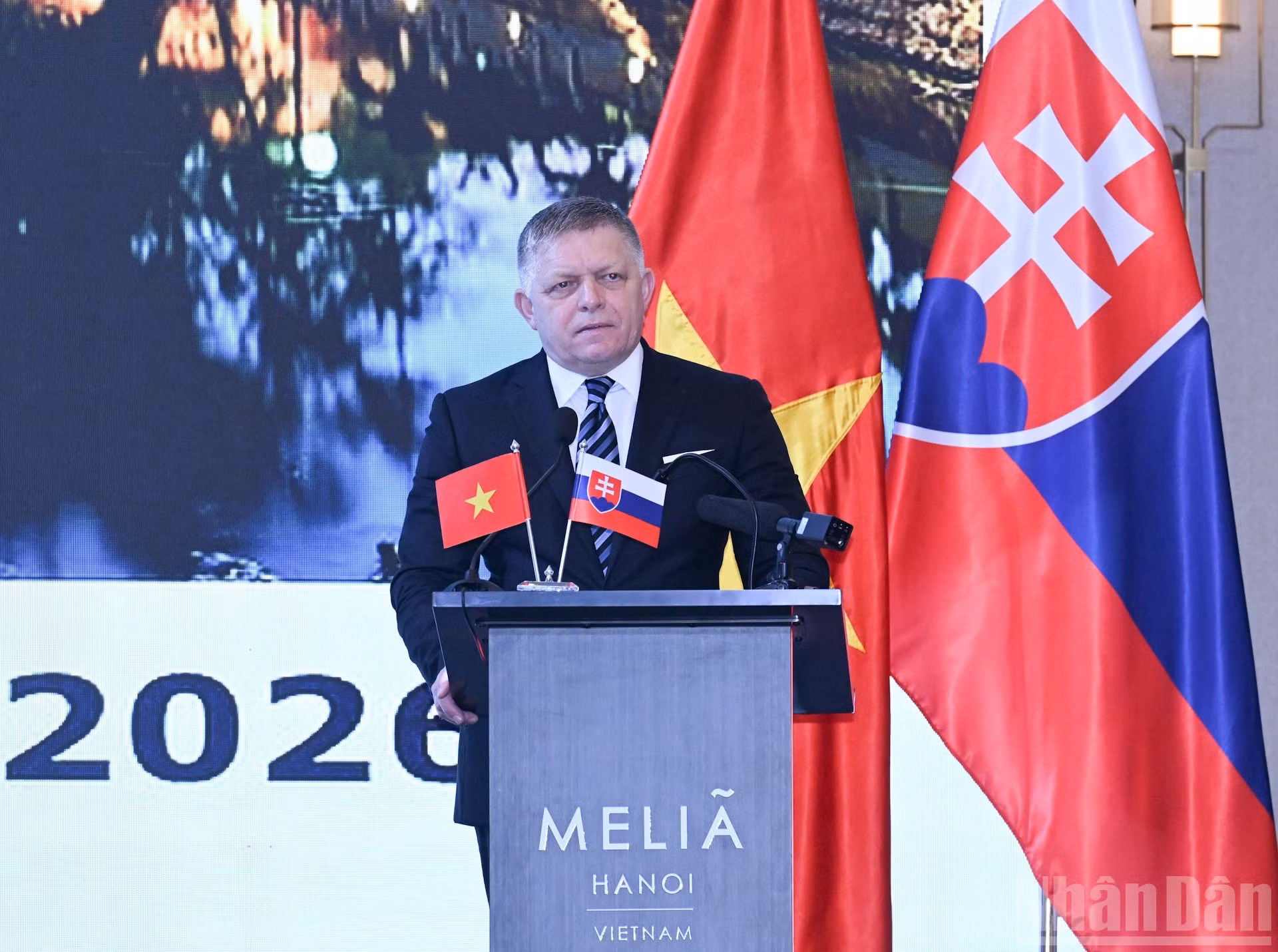 Премьер-министр Словакии Роберт Фицо выступает на Словацко-вьетнамском бизнес-форуме.