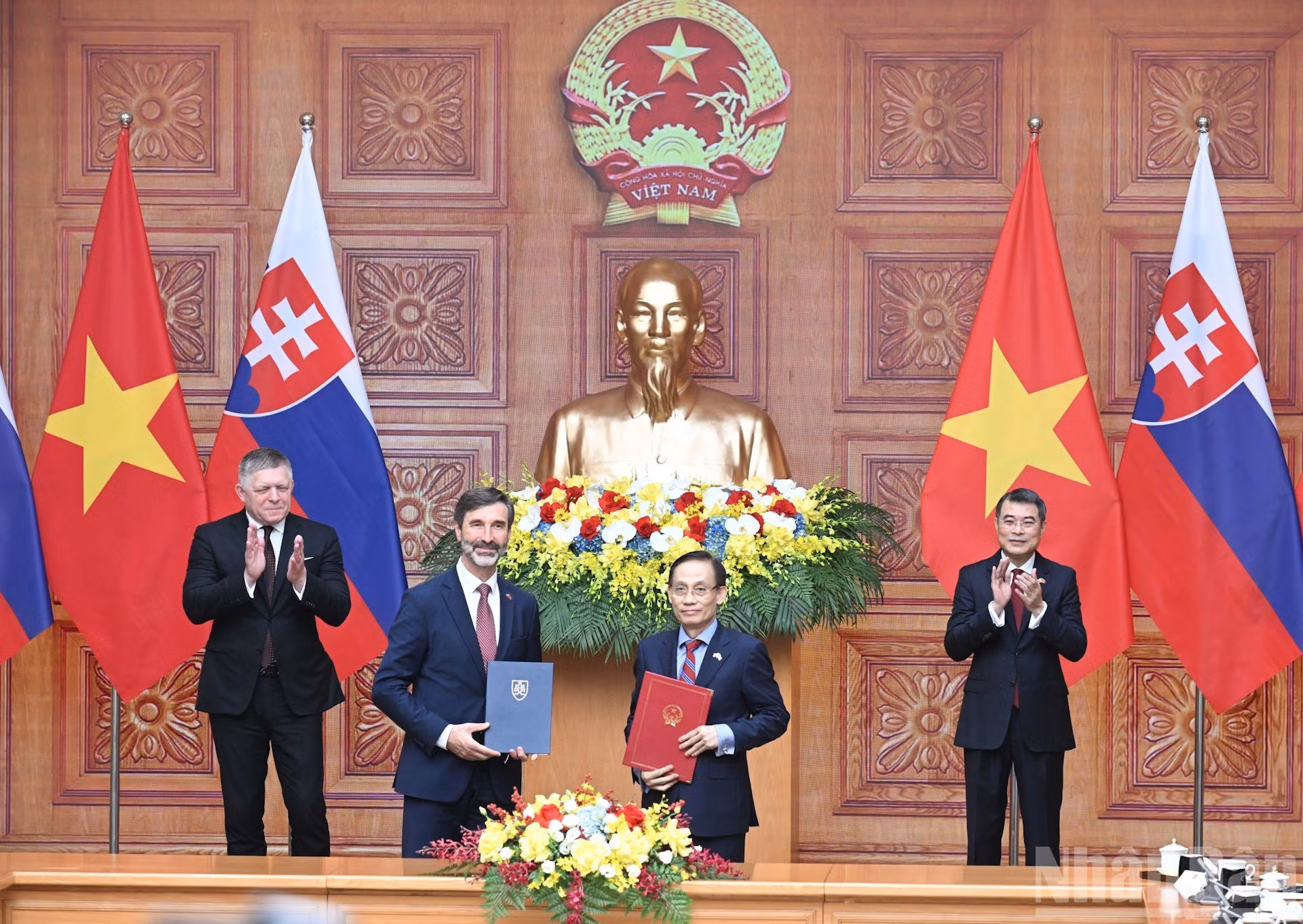 Премьер-министр Ле Минь Хынг и Премьер-министр Роберт Фицо присутствуют на церемонии передачи Меморандума о сотрудничестве между Министерством иностранных дел Вьетнама и Министерством иностранных и европейских дел Словакии.