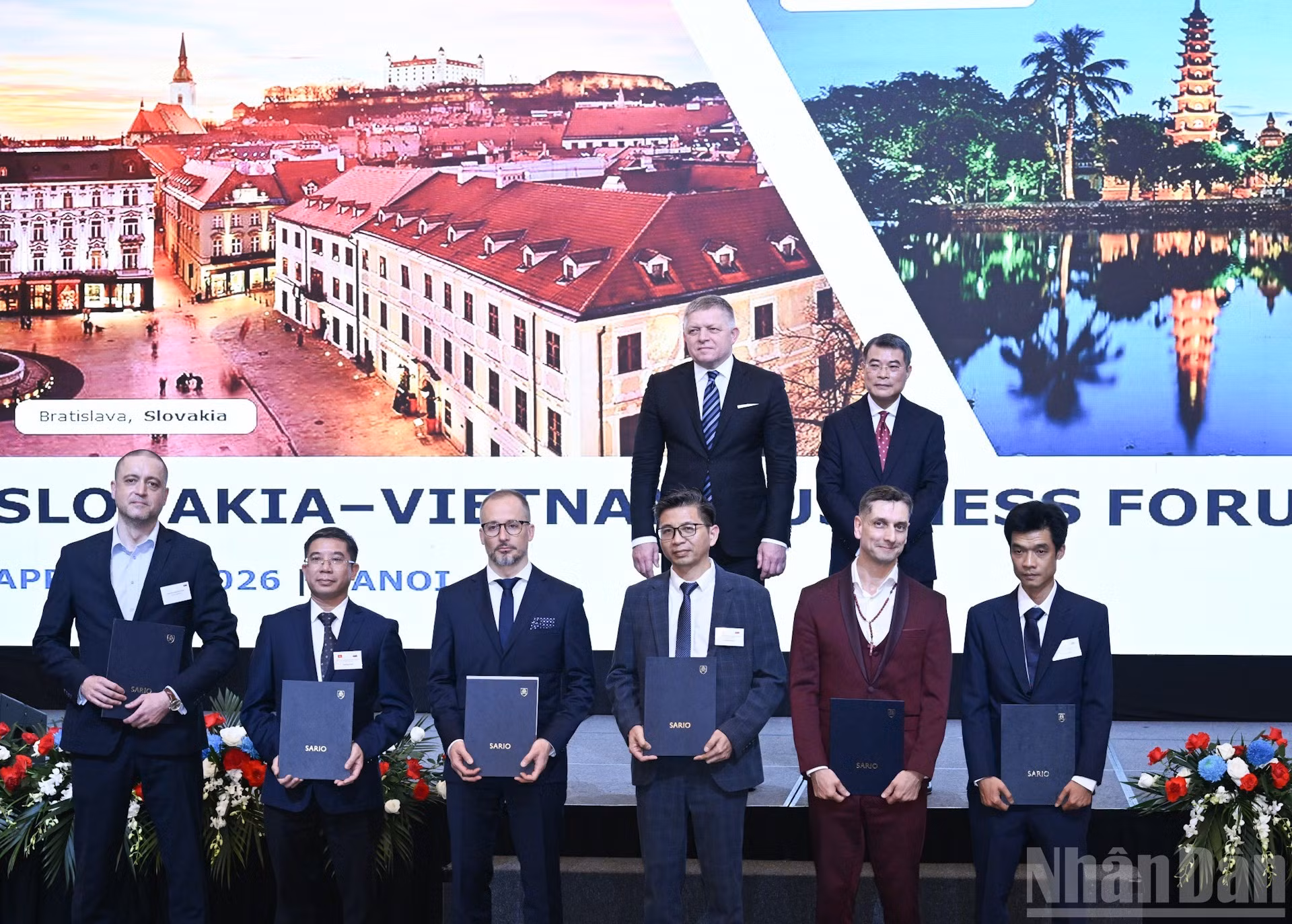 Премьер-министры Ле Минь Хынг и Роберт Фицо присутствуют при обмене соглашениями о сотрудничестве между предприятиями двух стран на Словацко-вьетнамском бизнес-форуме.