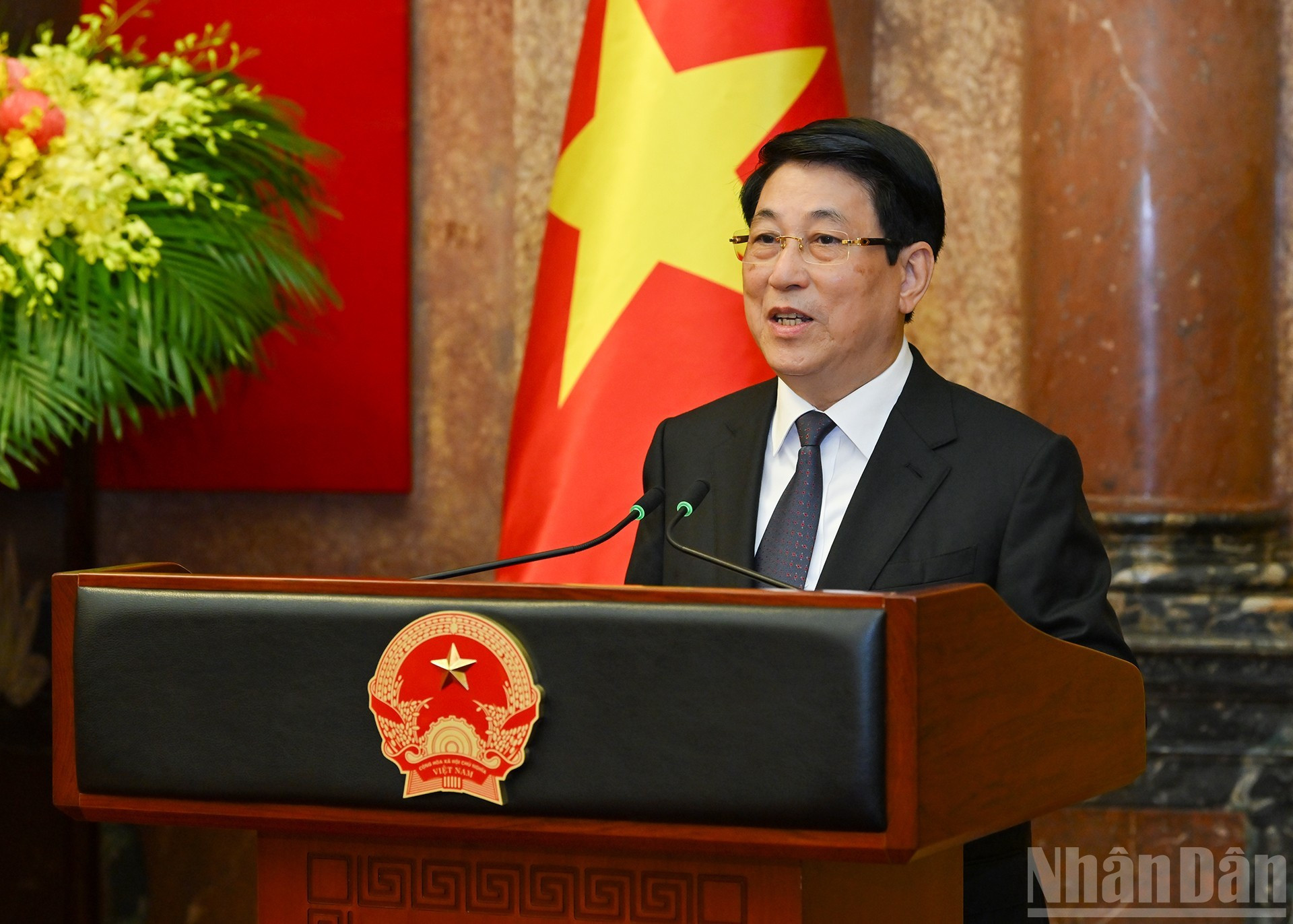 Президент Лыонг Кыонг выступает с речью на церемонии.