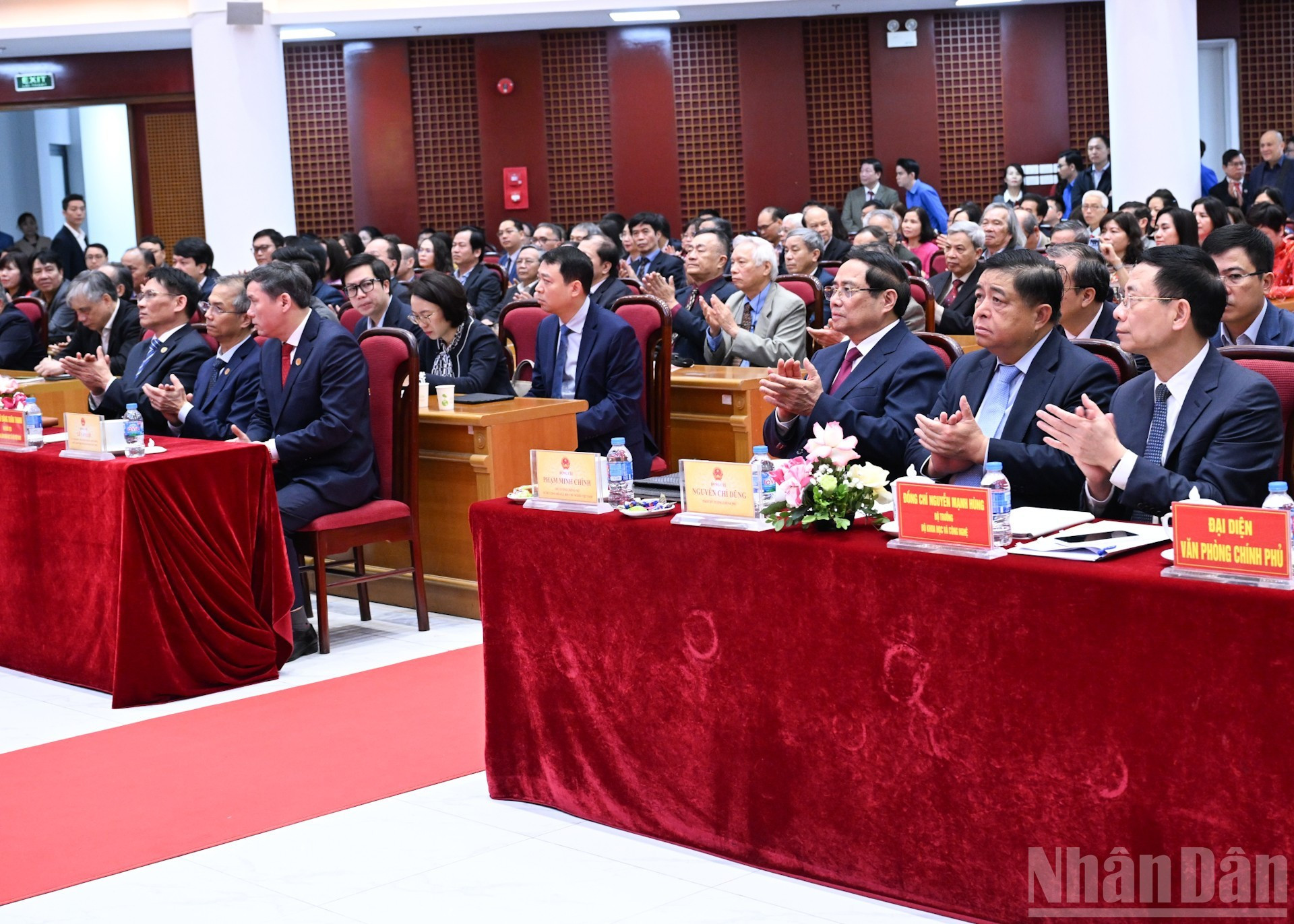 Премьер-министр Фам Минь Тьинь и участники рабочей встречи.