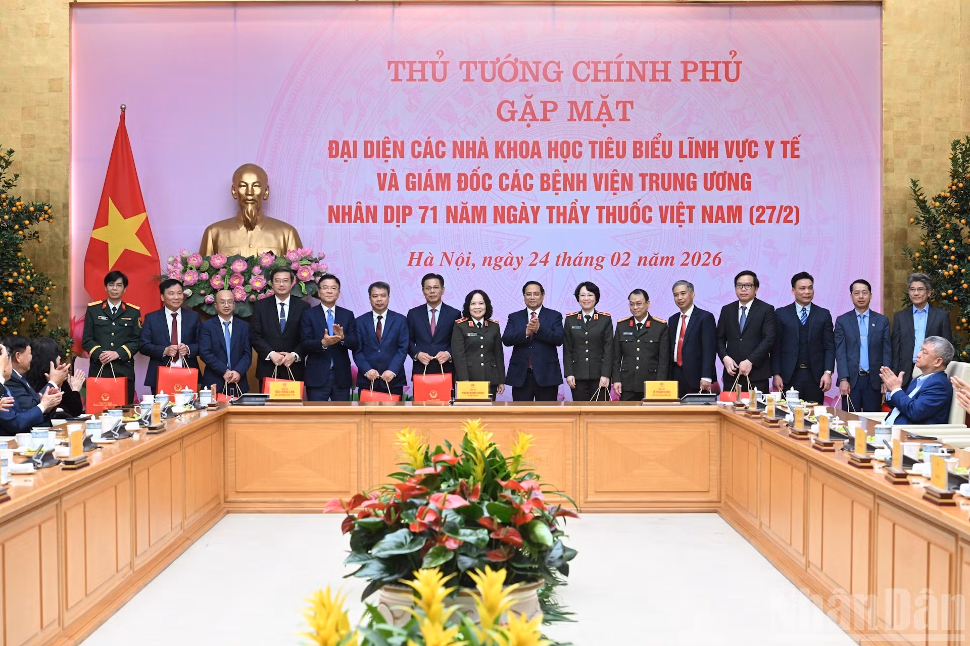 Премьер-министр Фам Минь Тьинь вручает делегатам подарки.