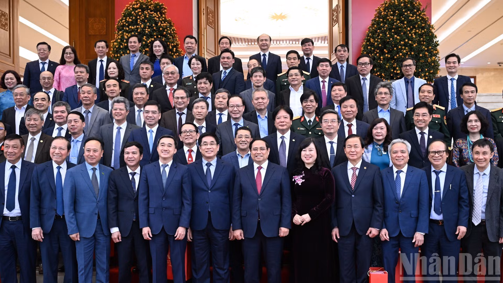 Премьер-министр Фам Минь Тьинь фотографируется на память с делегатами.