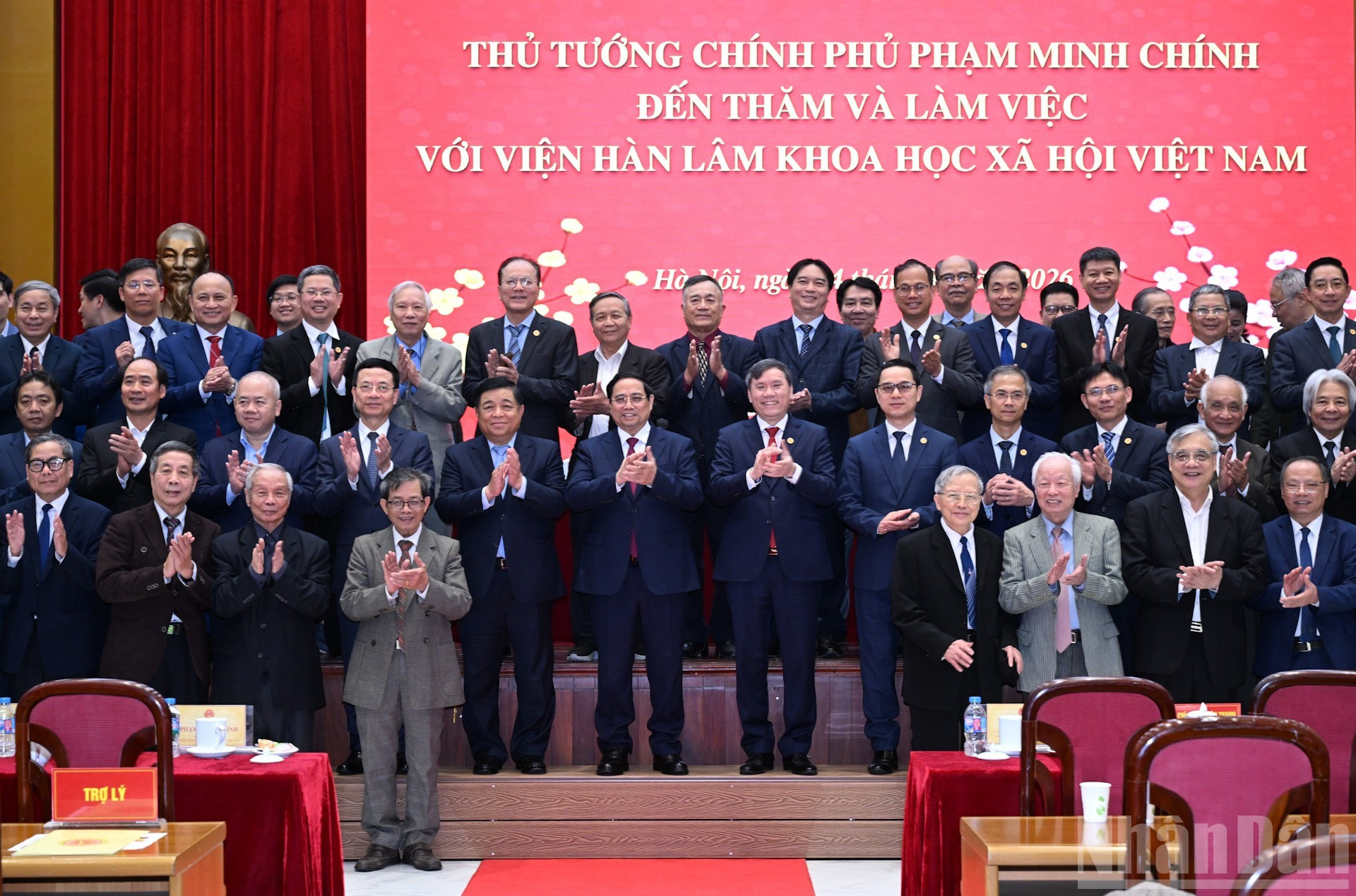 Премьер-министр Фам Минь Тьинь и делегаты.