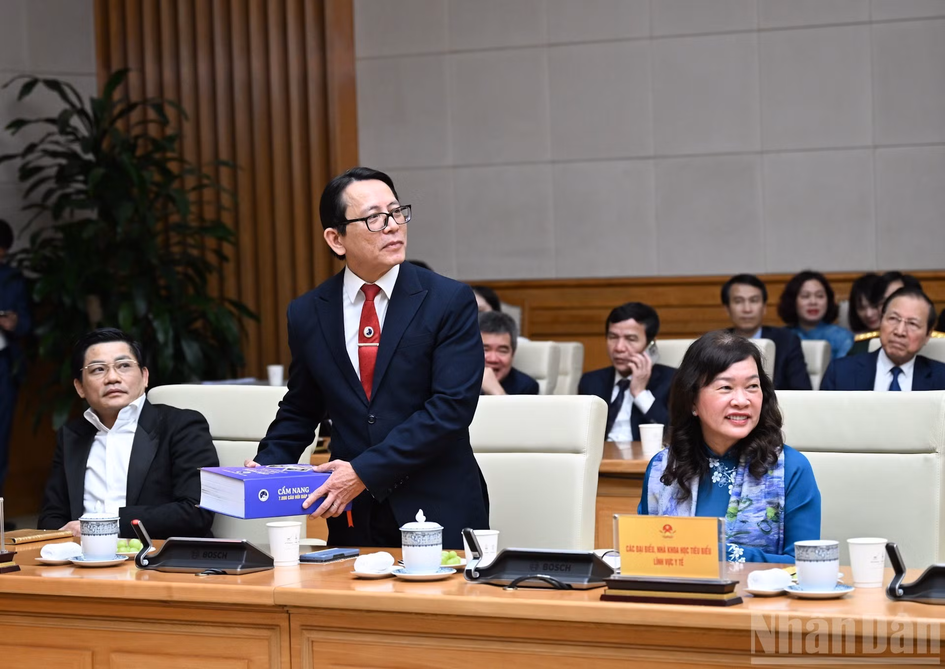 Профессор, доктор наук Зыонг Кюи Ши, председатель ученого совета Медицинского колледжа Ламдонга, выступает с речью.