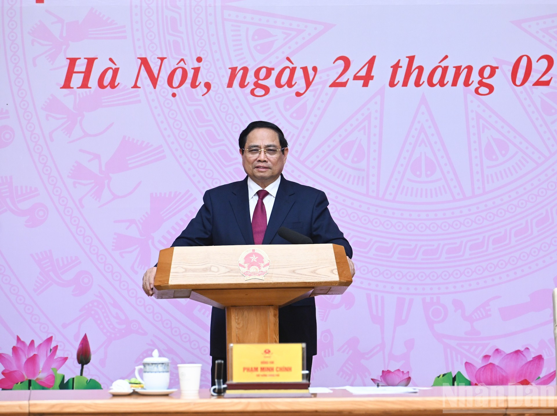 Премьер-министр Фам Минь Тьинь поздравляет выдающихся экспертов и ученых в сфере здравоохранения.