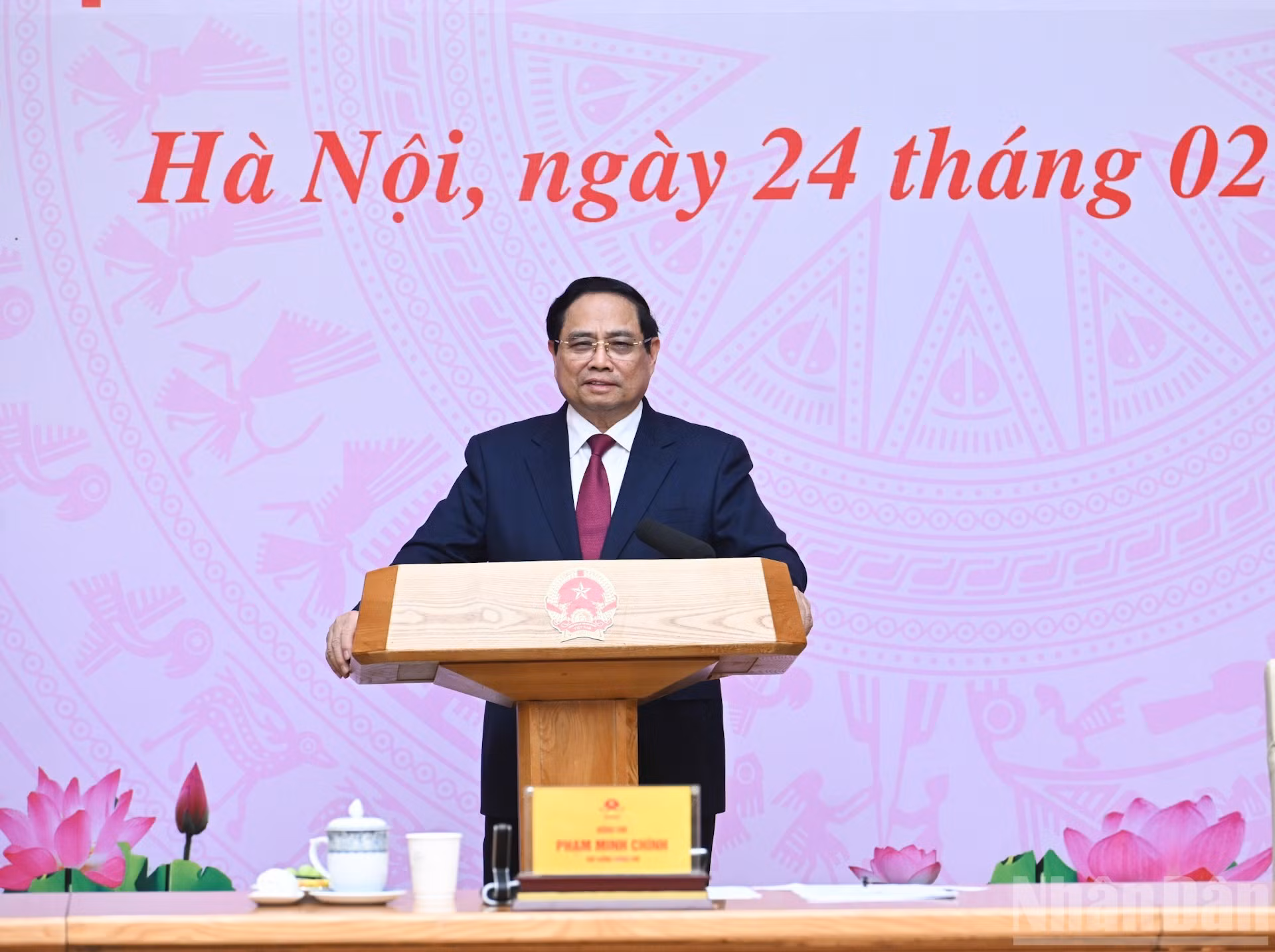 Премьер-министр Фам Минь Тьинь поздравляет выдающихся экспертов и ученых в сфере здравоохранения.