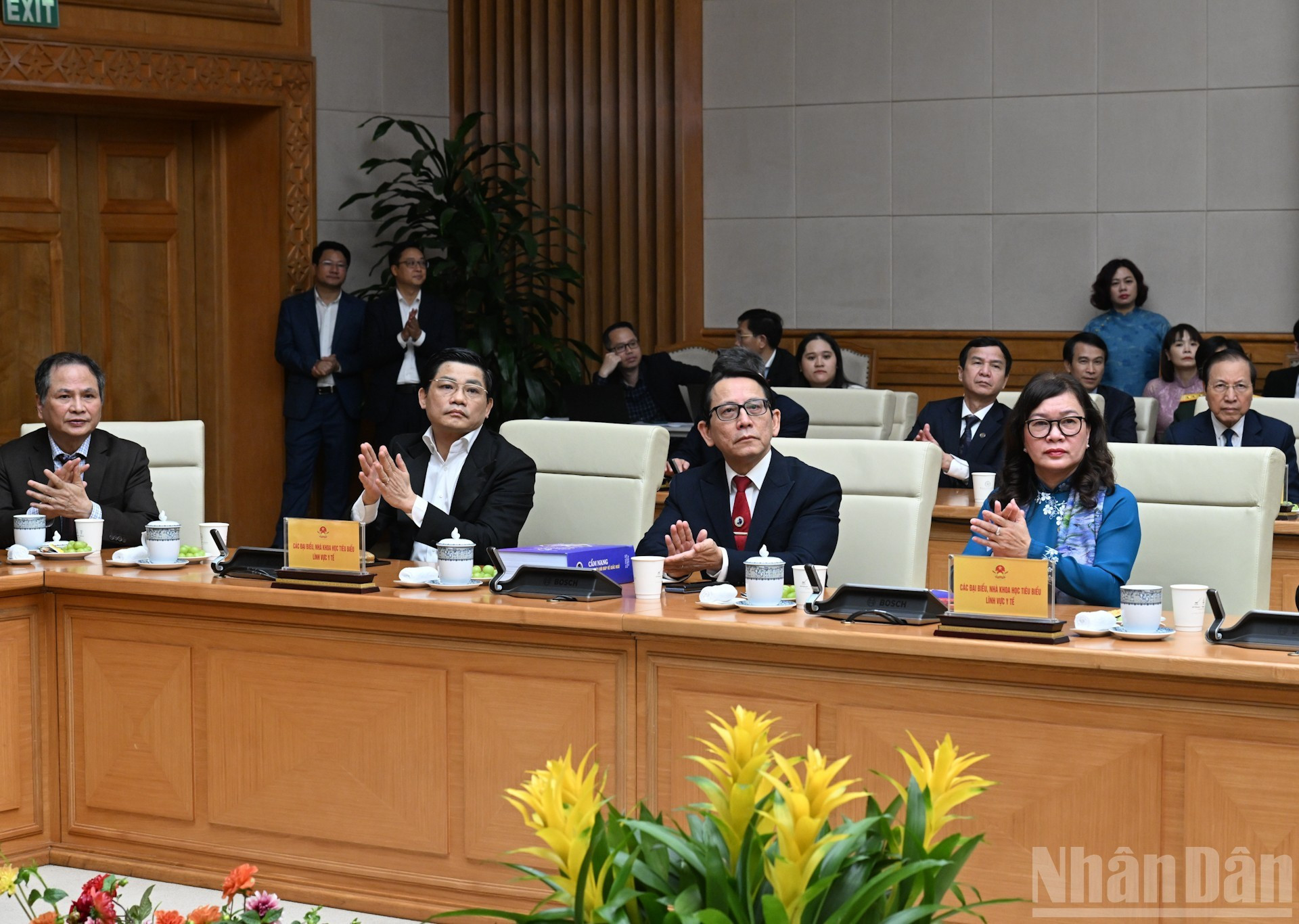 Выдающиеся эксперты и ученые в сфере здравоохранения на встрече.