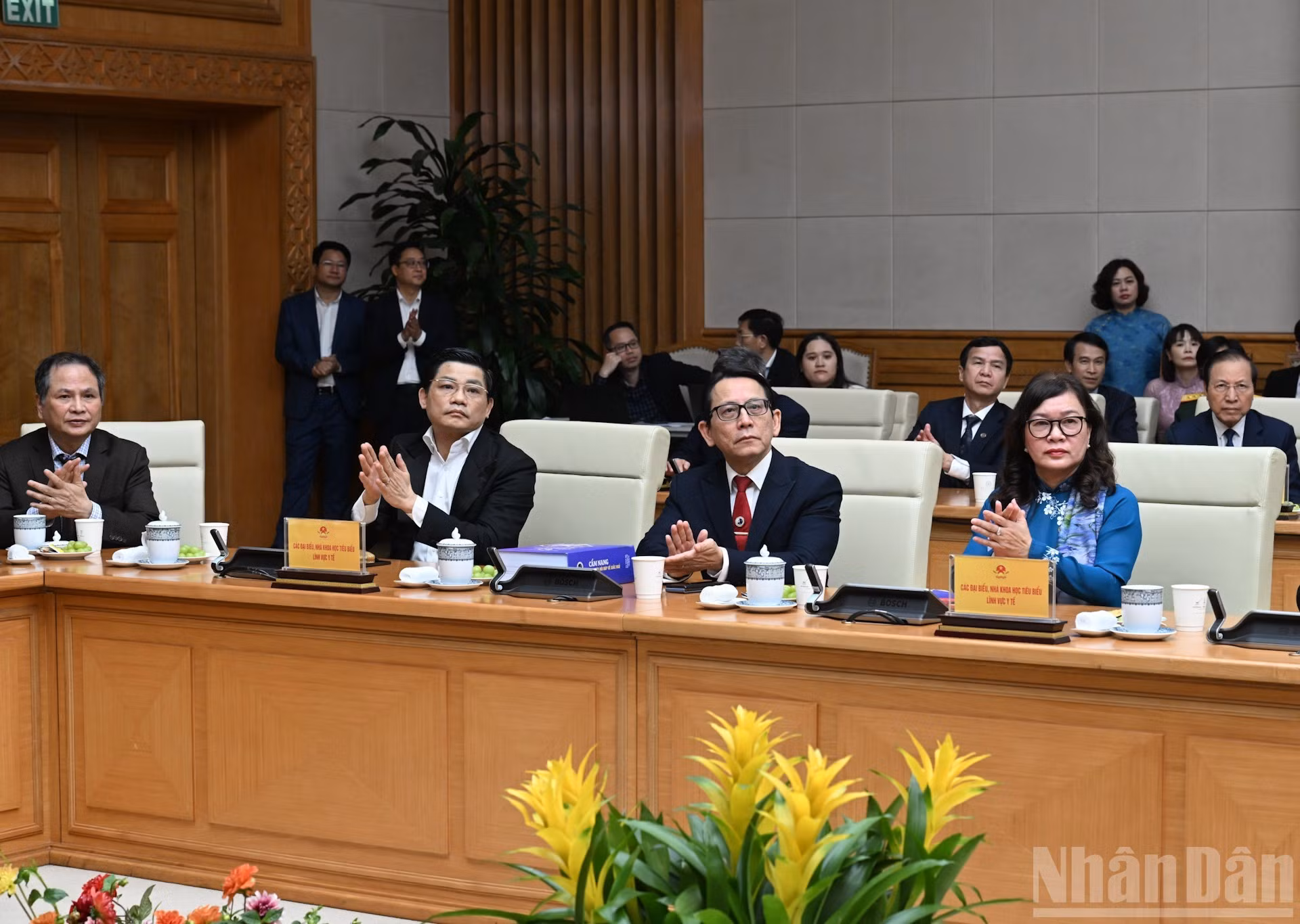 Выдающиеся эксперты и ученые в сфере здравоохранения на встрече.