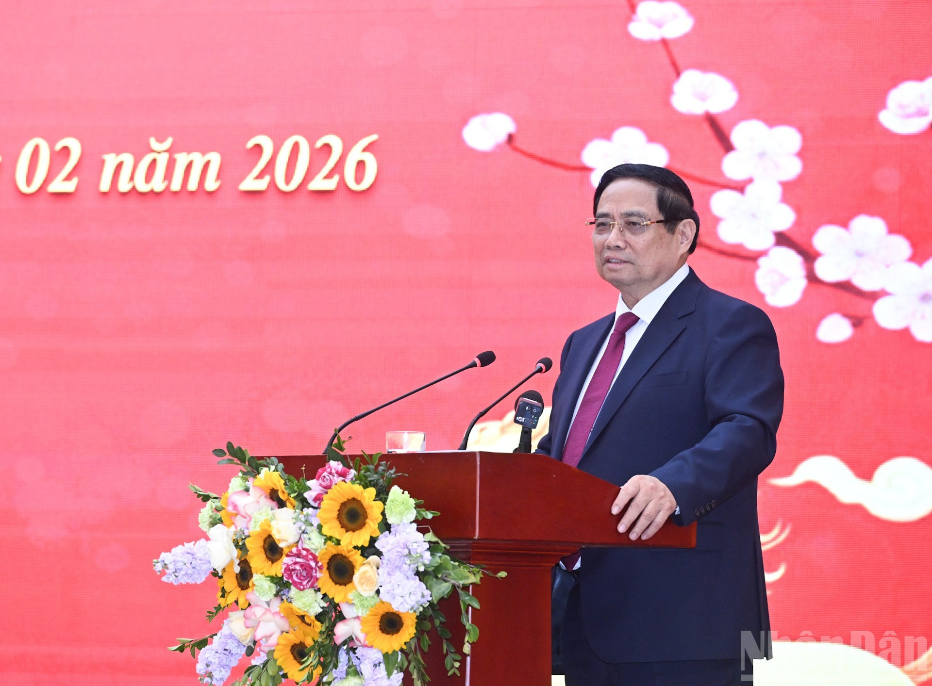 Премьер-министр Фам Минь Тьинь выступает с руководящими указаниями на рабочей встрече.