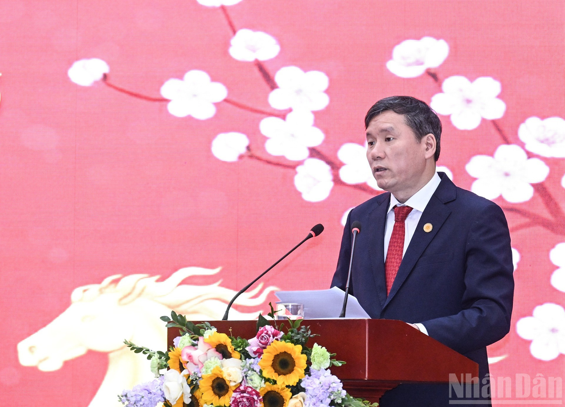 Председатель Вьетнамской академии общественных наук Ле Ван Лой выступает на рабочей встрече.