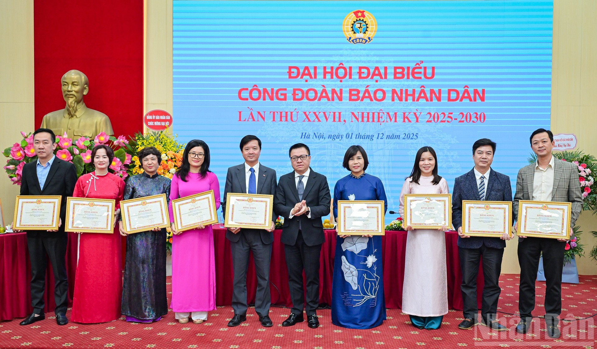 Товарищ Ле Куок Минь вручает почетные грамоты отдельным сотрудникам за выдающиеся достижения в профсоюзной работе газеты «Нянзан».