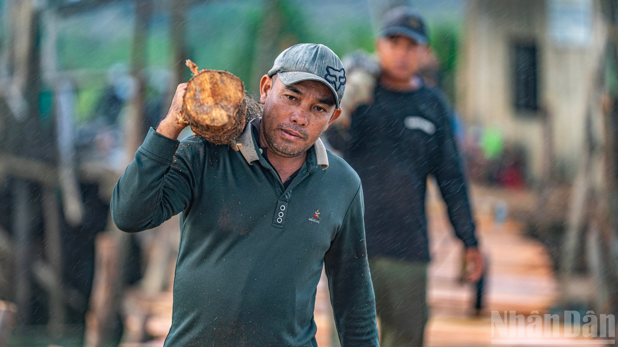 Главной движущей силой восстановления моста остается человеческий труд.