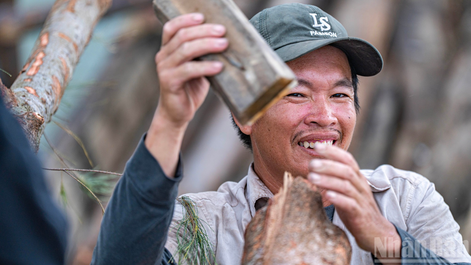 Несмотря на тяжелую работу, улыбки и радость постоянно присутствуют на этой «стройплощадке».