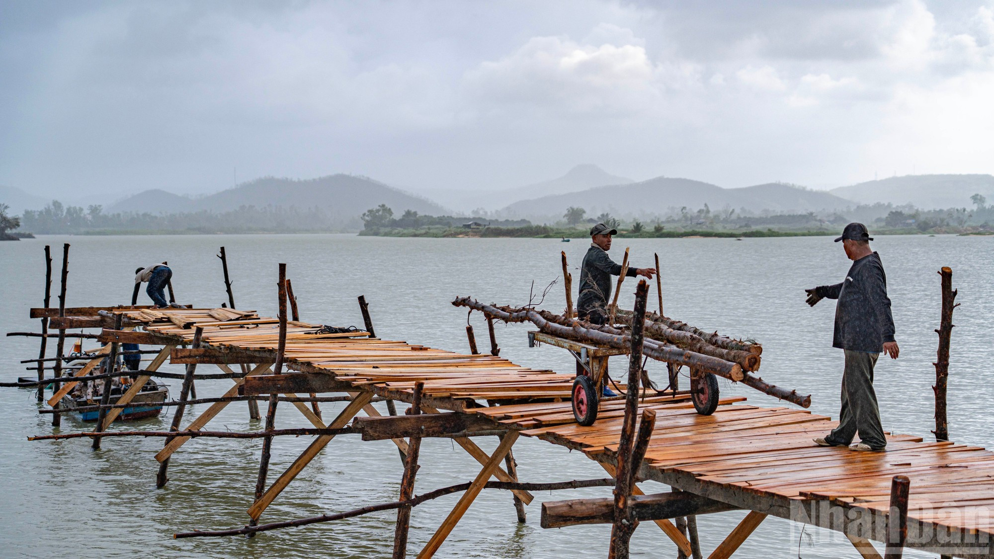 Однако каждые несколько лет паводковые воды реки Биньба вновь уносят мост Онгкоп, и жителям приходится снова и снова ремонтировать и отстраивать его заново.