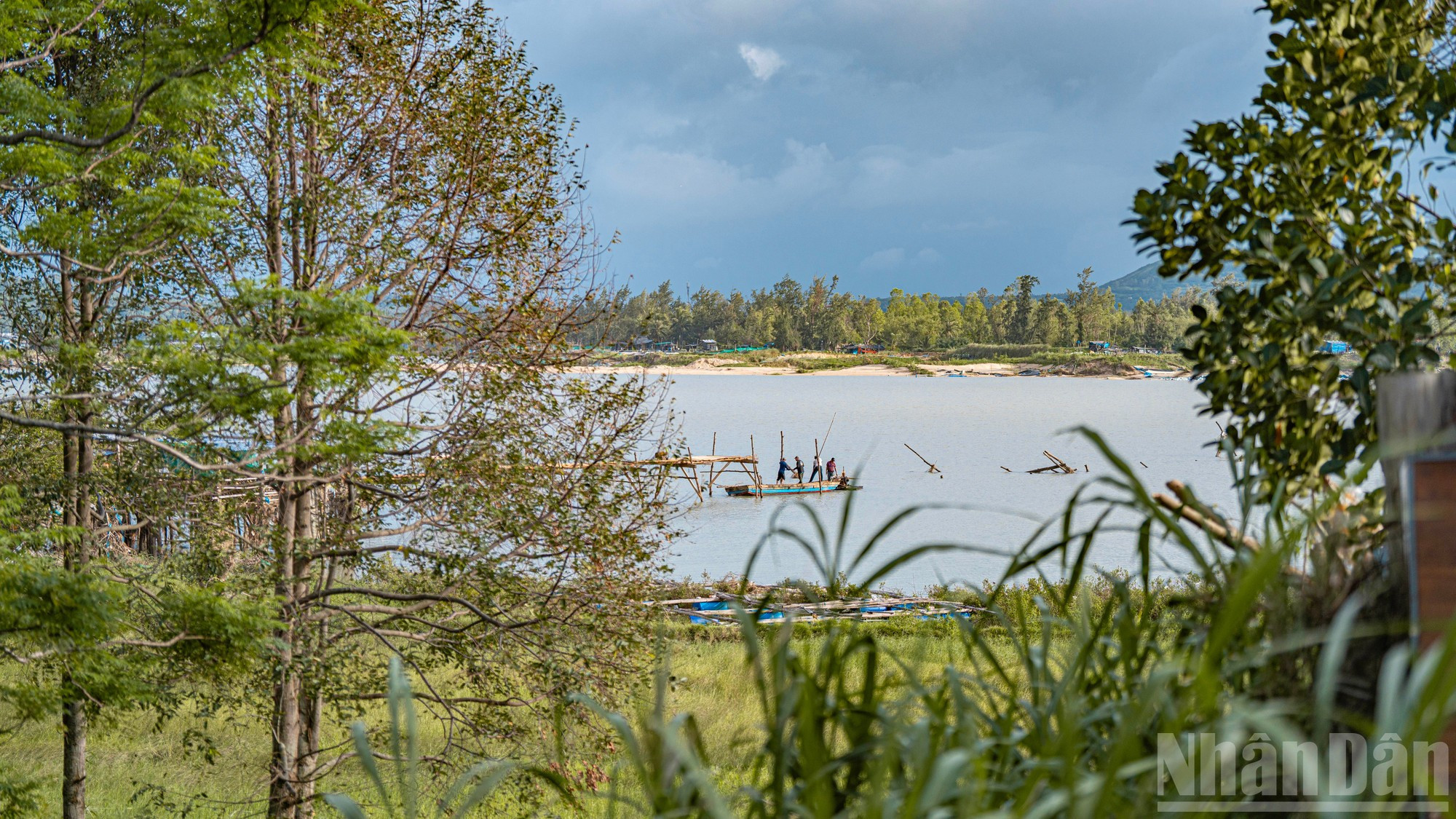 С начала декабря местные жители приступили к ремонту и восстановлению моста.