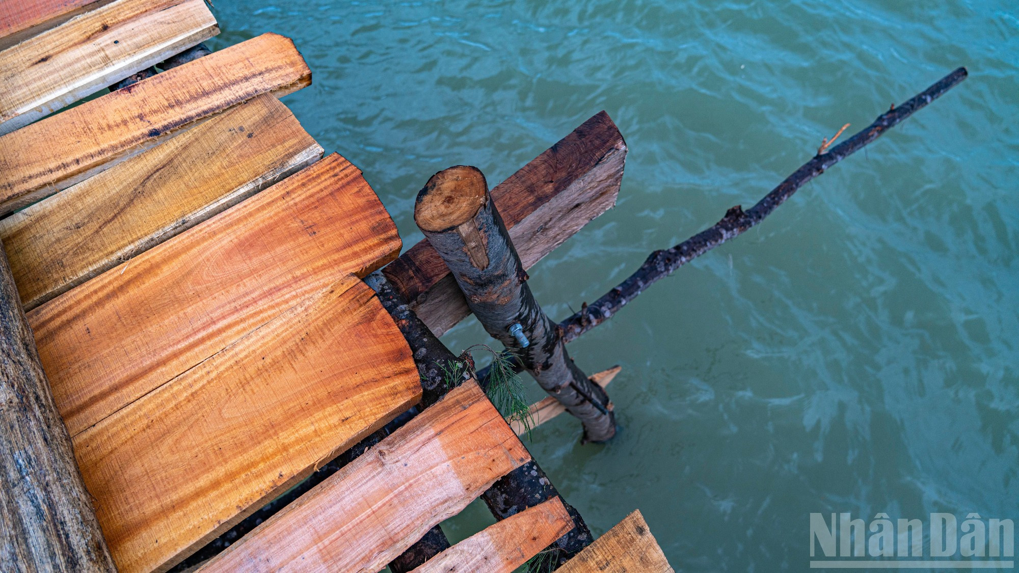 Столбы длиной более 3 метров закрепляются в русле реки и служат опорой моста.