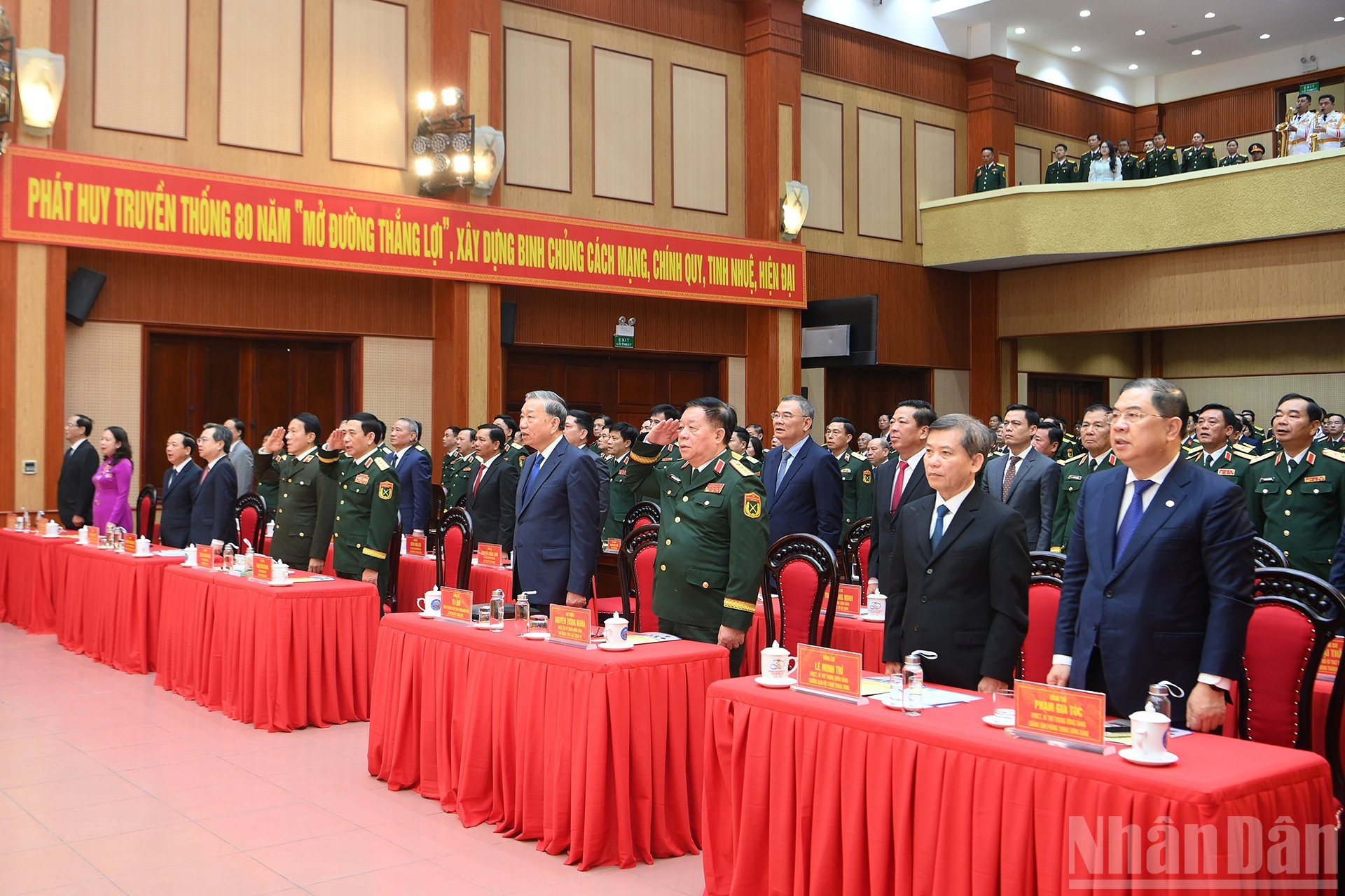 Генеральный секретарь ЦК КПВ То Лам и делегаты выполняют церемонию приветствия флага.