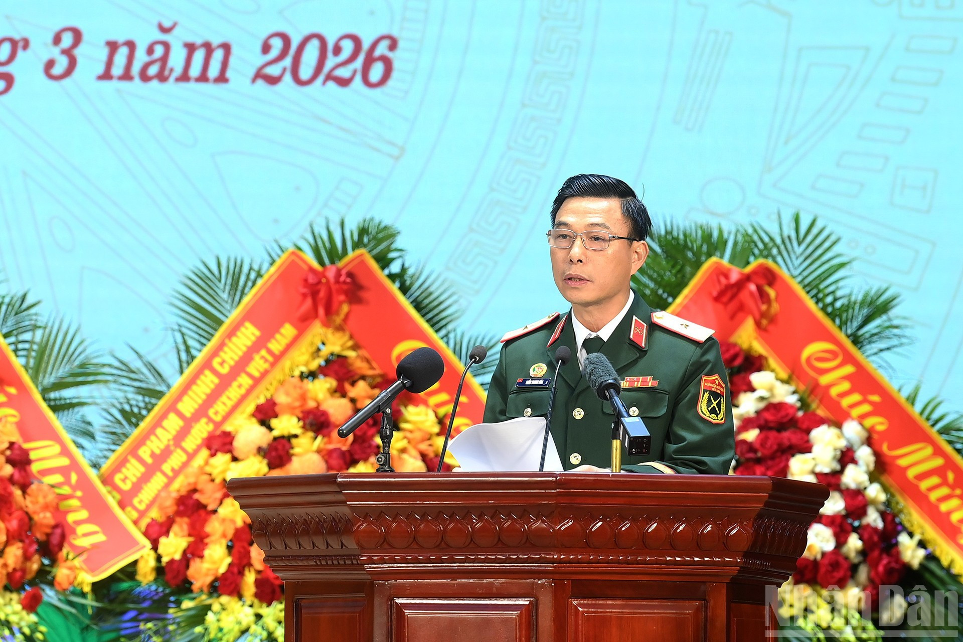 Генерал-майор Чан Чунг Хоа, командующий Инженерными войсками, выступает с речью на церемонии.