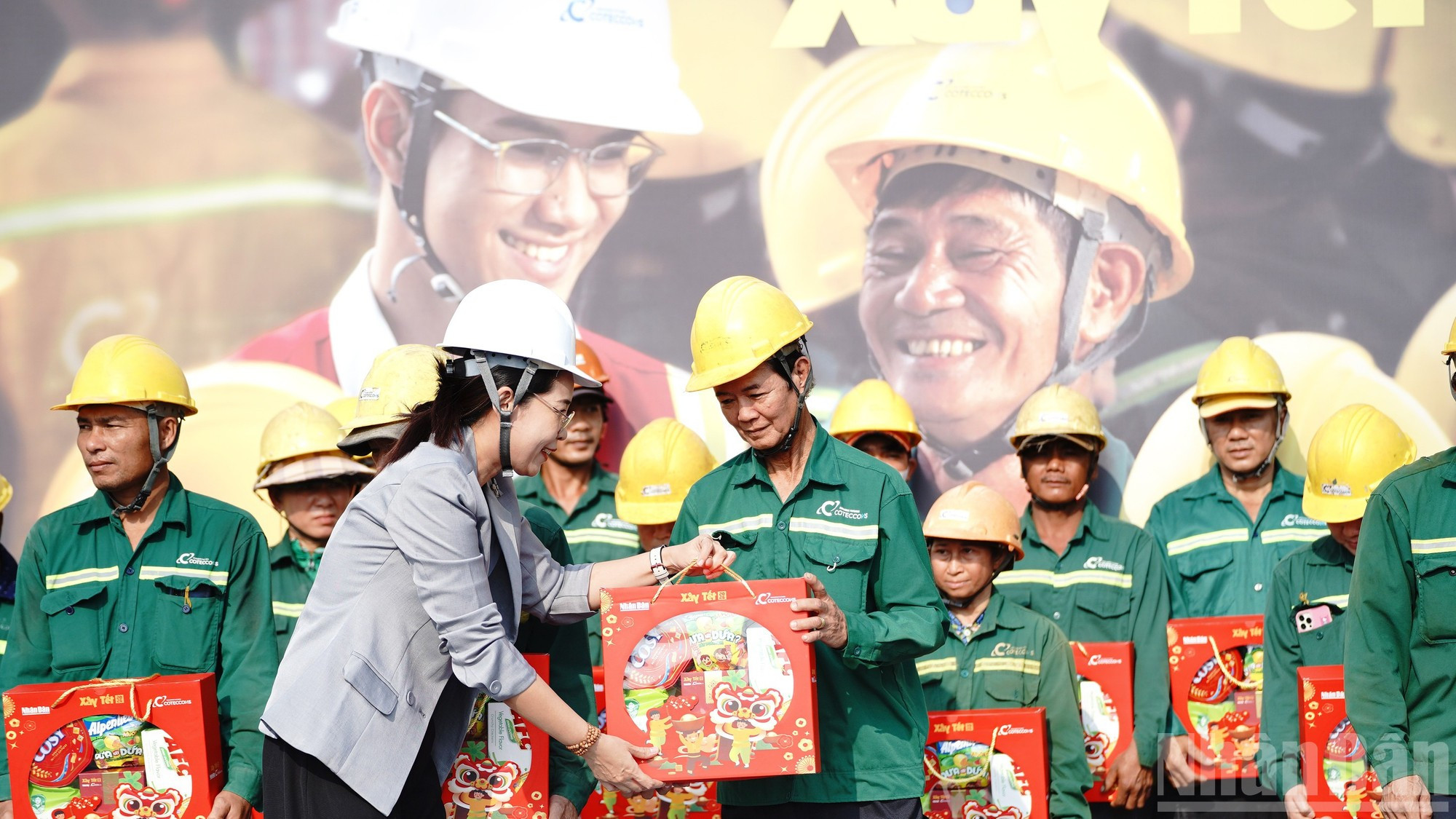 Радость, разделенная между рабочими.