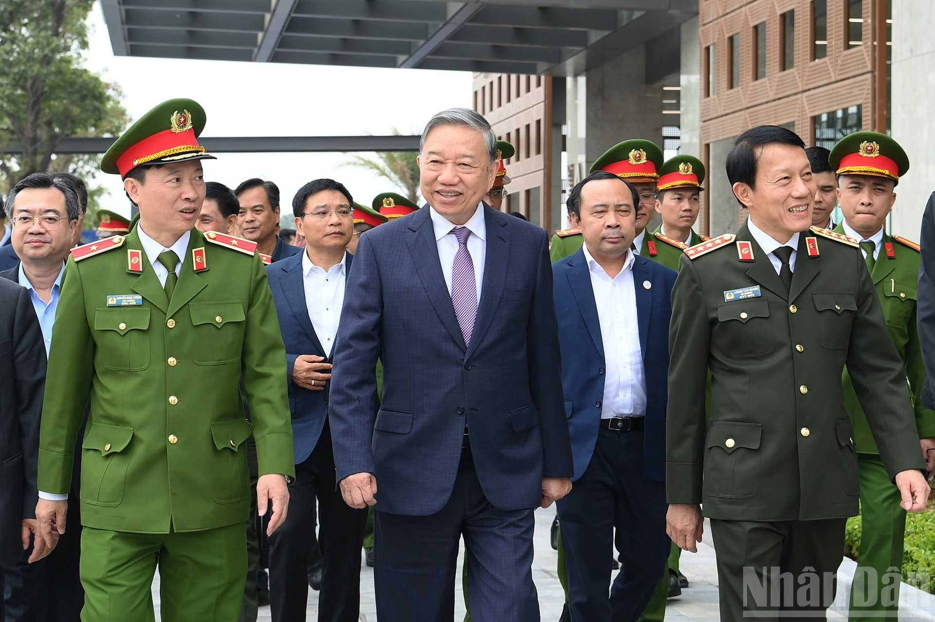 Генеральный секретарь ЦК КПВ То Лам посещает Национальный центр данных.