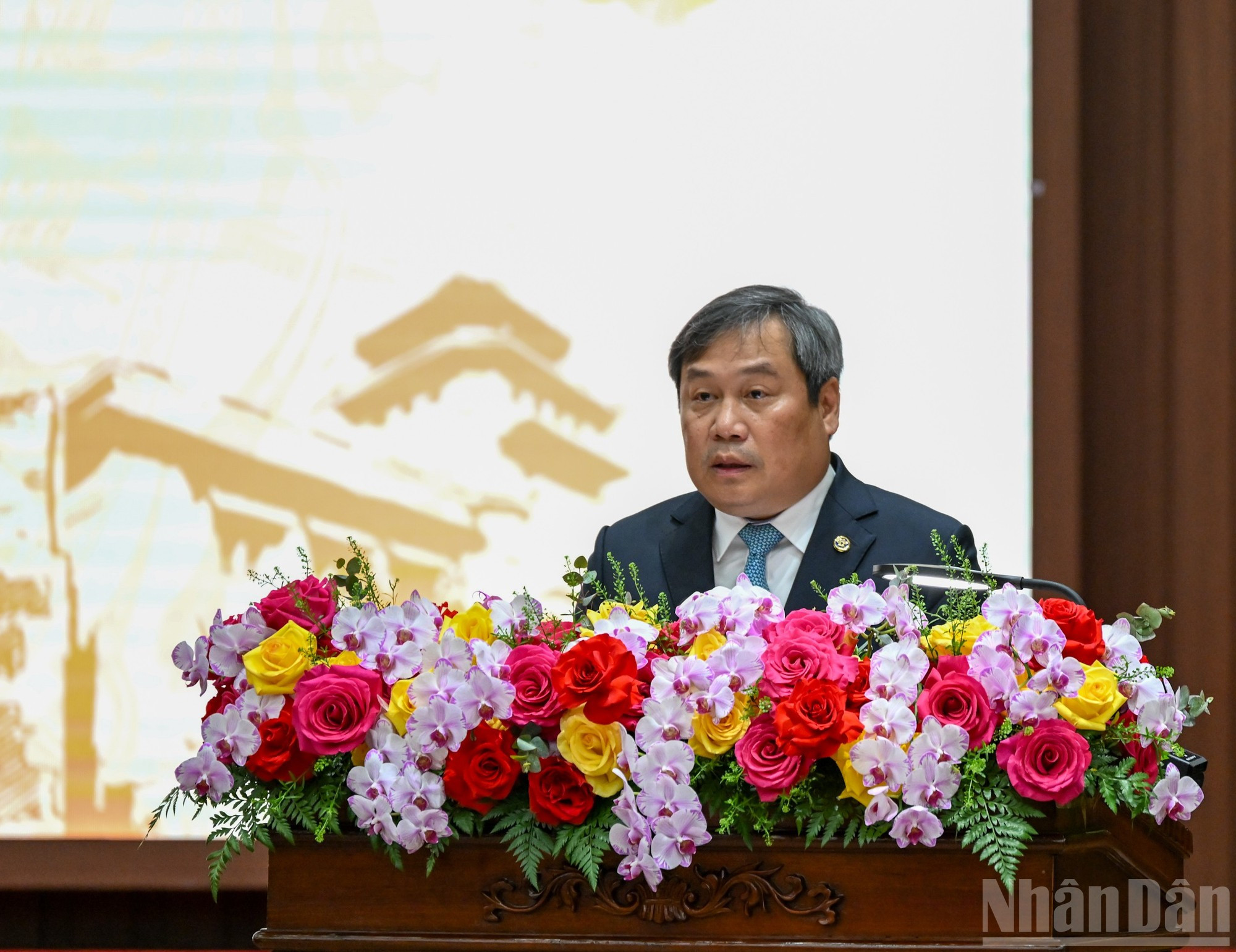 Председатель Народного комитета города Ханоя Ву Дай Тханг докладывает на встрече.