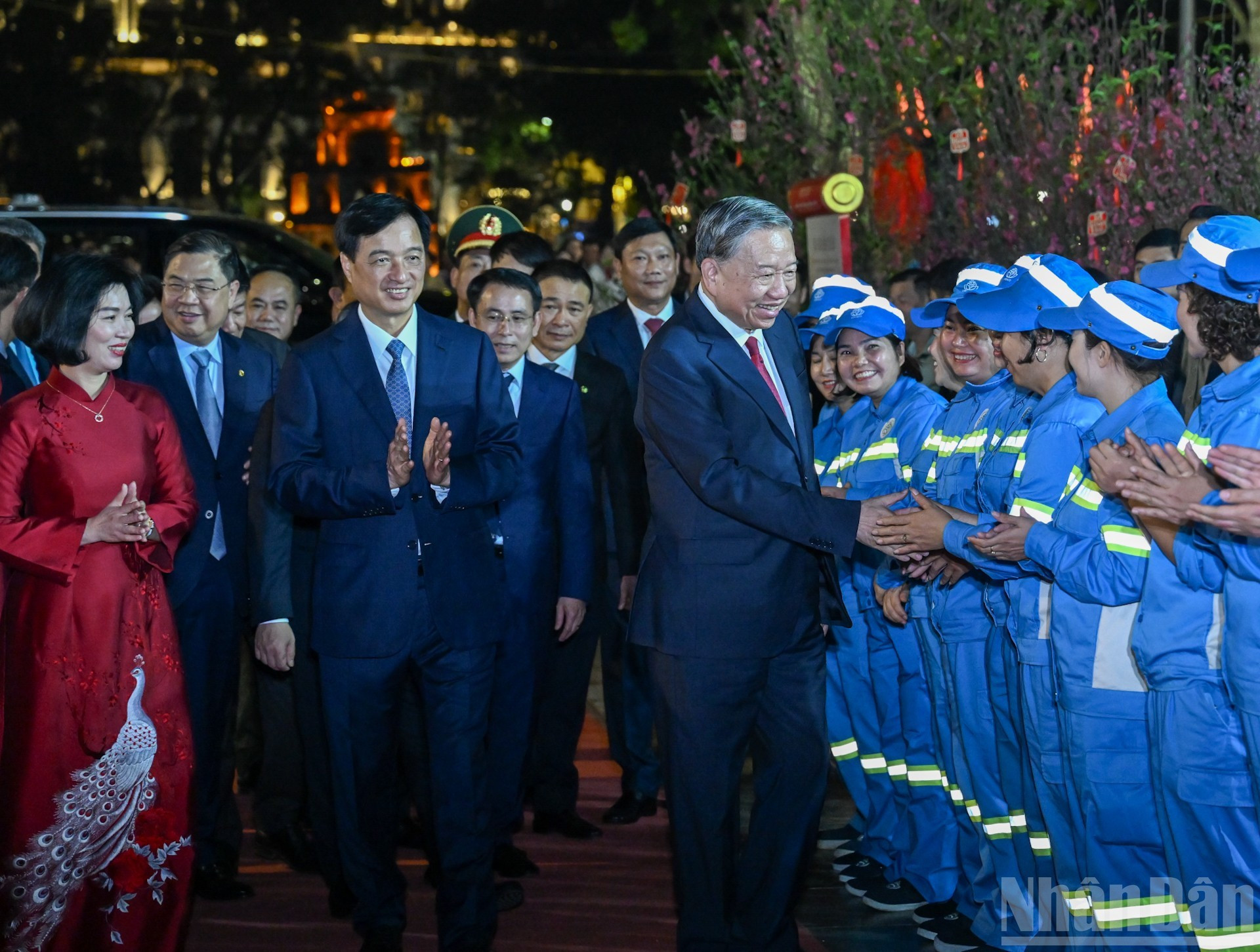 Генеральный секретарь ЦК КПВ То Лам вместе с жителями и трудящимися у памятника Ли Тхай То. (Фото: Зюи Линь)