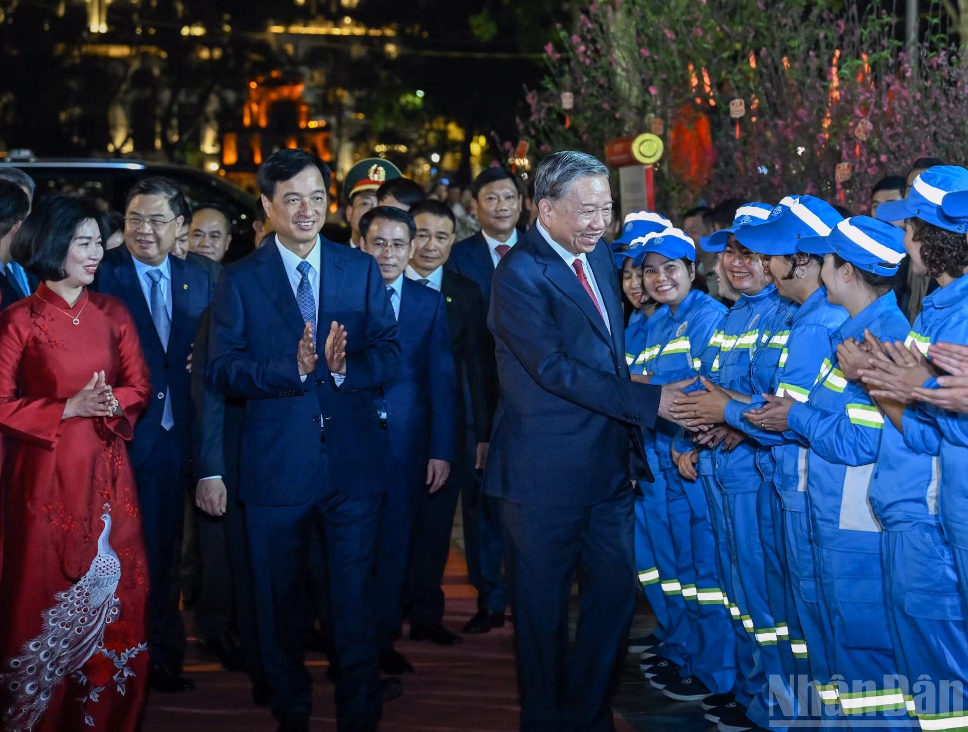 Генеральный секретарь ЦК КПВ То Лам вместе с жителями и трудящимися у памятника Ли Тхай То. (Фото: Зюи Линь)