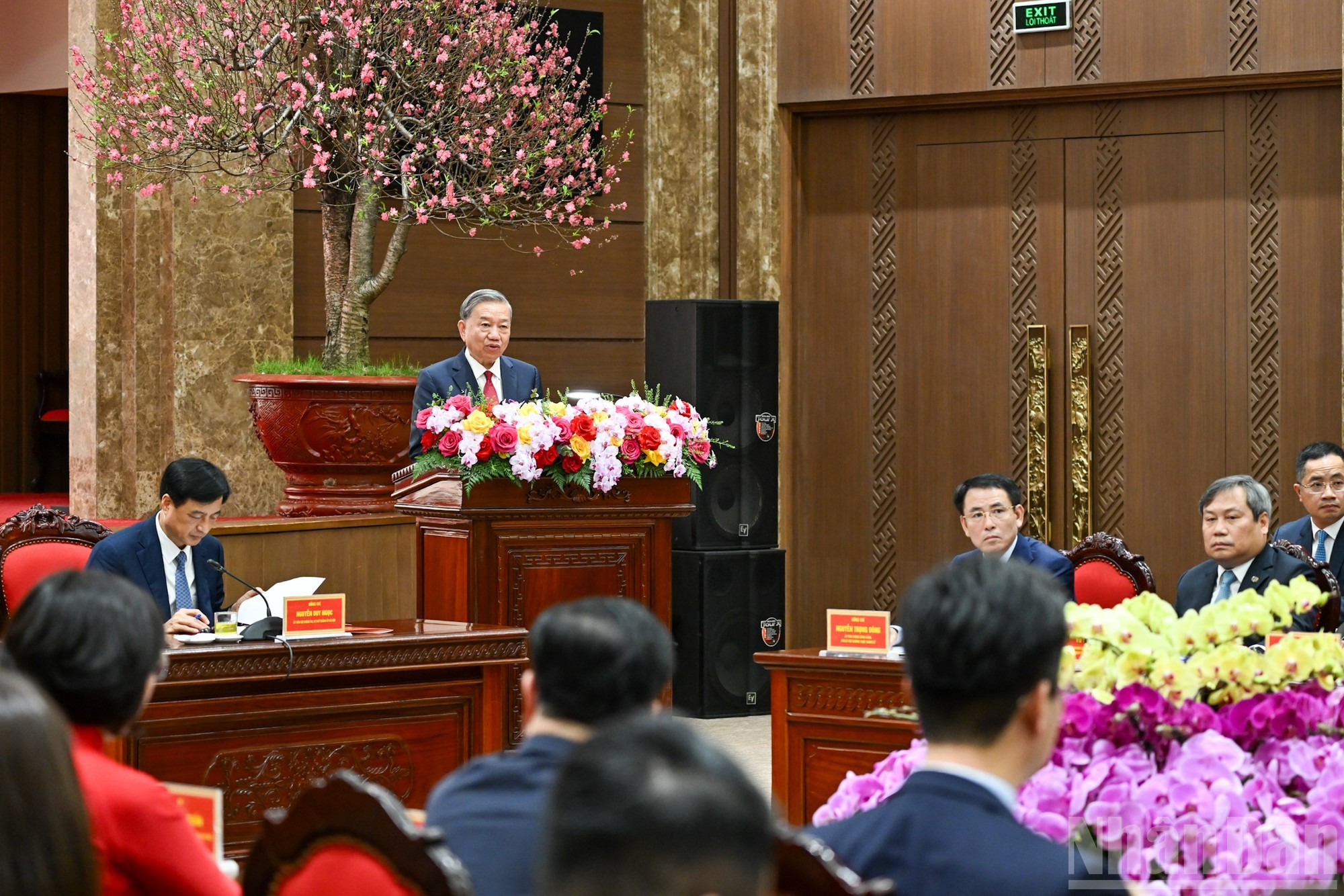 Генеральный секретарь ЦК КПВ То Лам выступает на мероприятии.