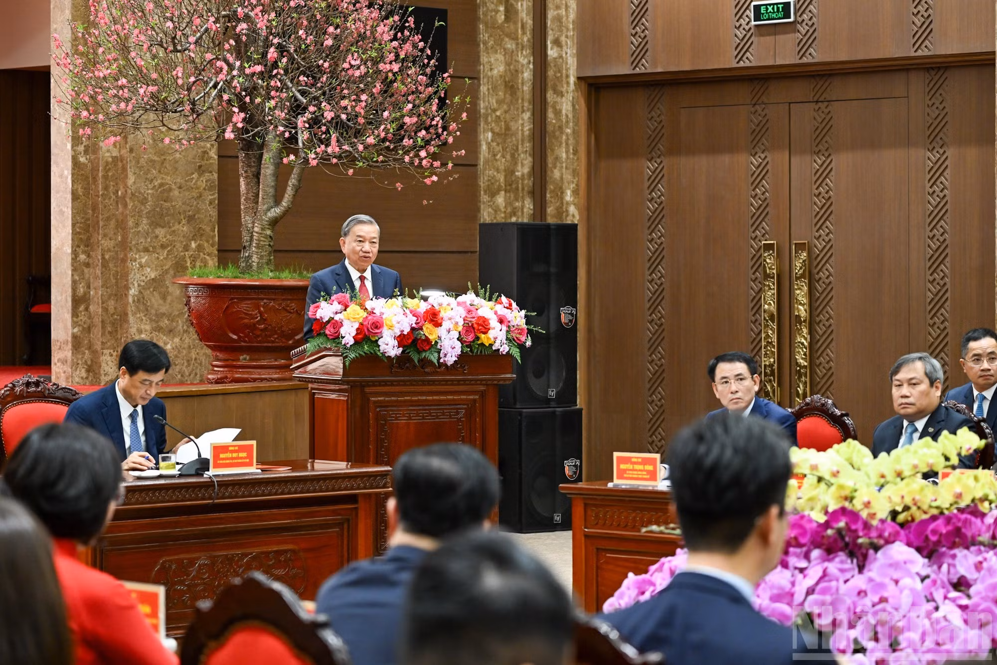 Генеральный секретарь ЦК КПВ То Лам выступает на мероприятии.