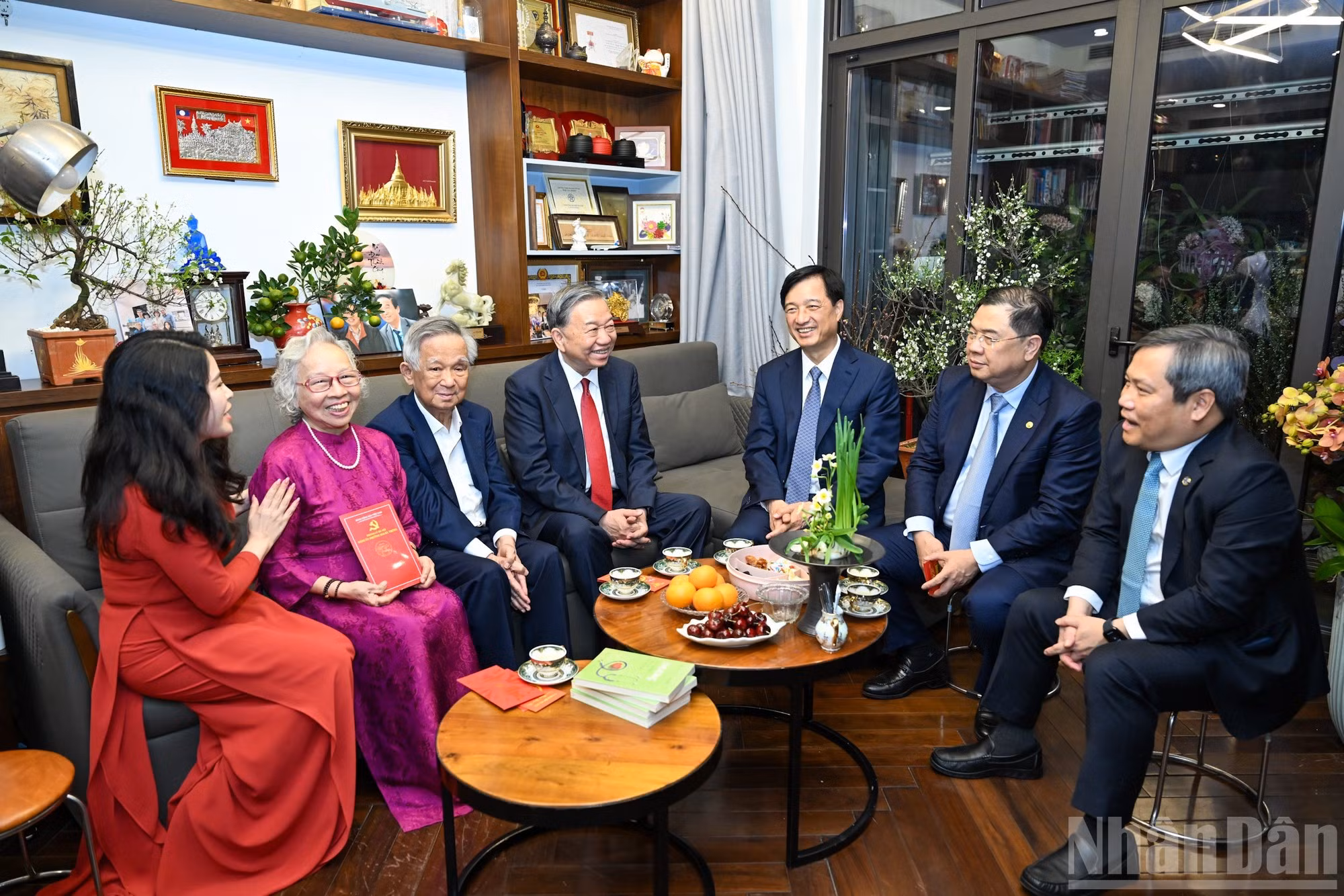 Генеральный секретарь ЦК КПВ То Лам поздравляет с Тэтом профессора, кандидата наук, народного учителя Нгуен Лан Зунга и доцента, кандидата наук, народного врача Нгуен Ким Ны Хиеу.