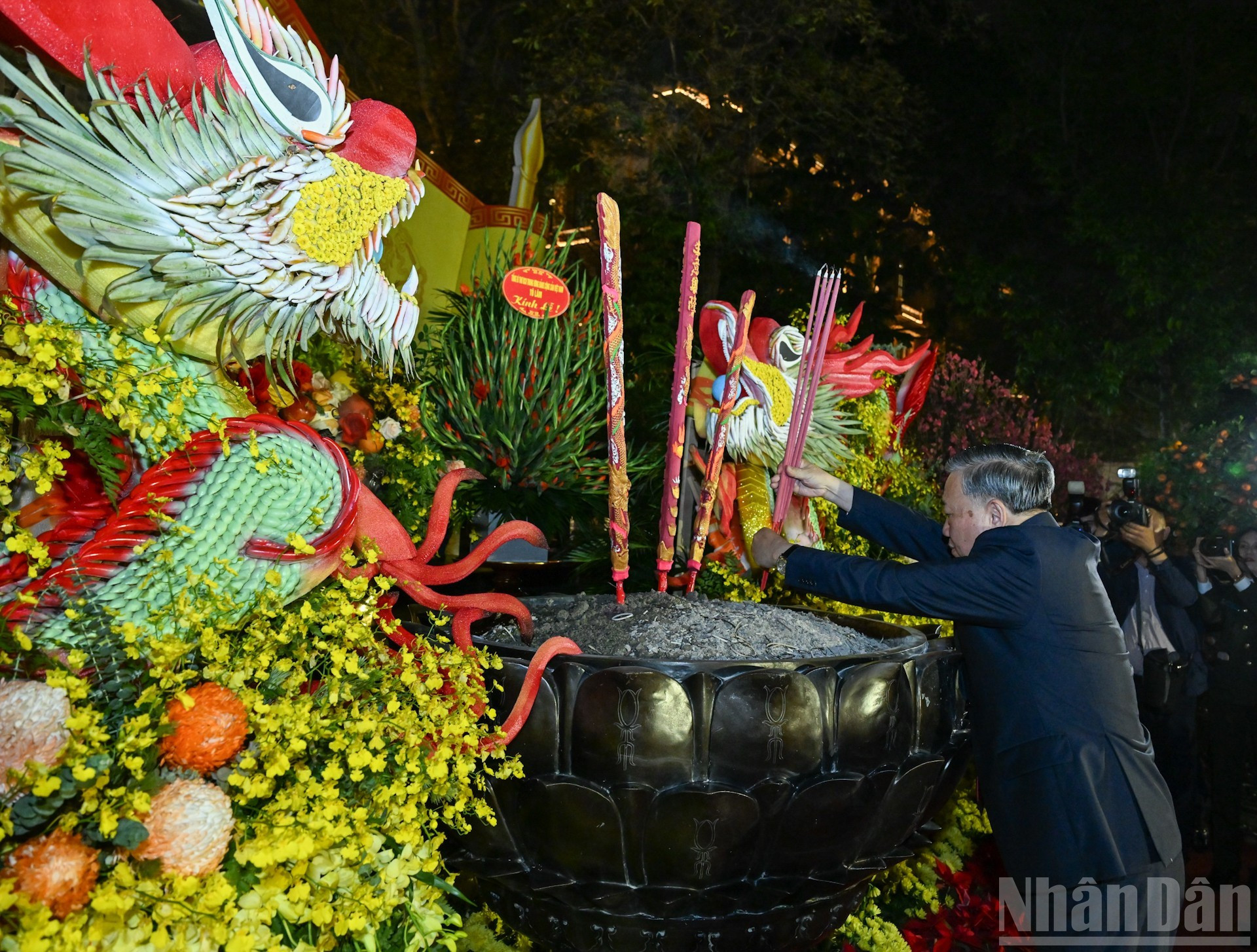 Генеральный секретарь ЦК КПВ То Лам воскуряет благовония у памятника Ли Тхай То. (Фото: Зюи Линь)