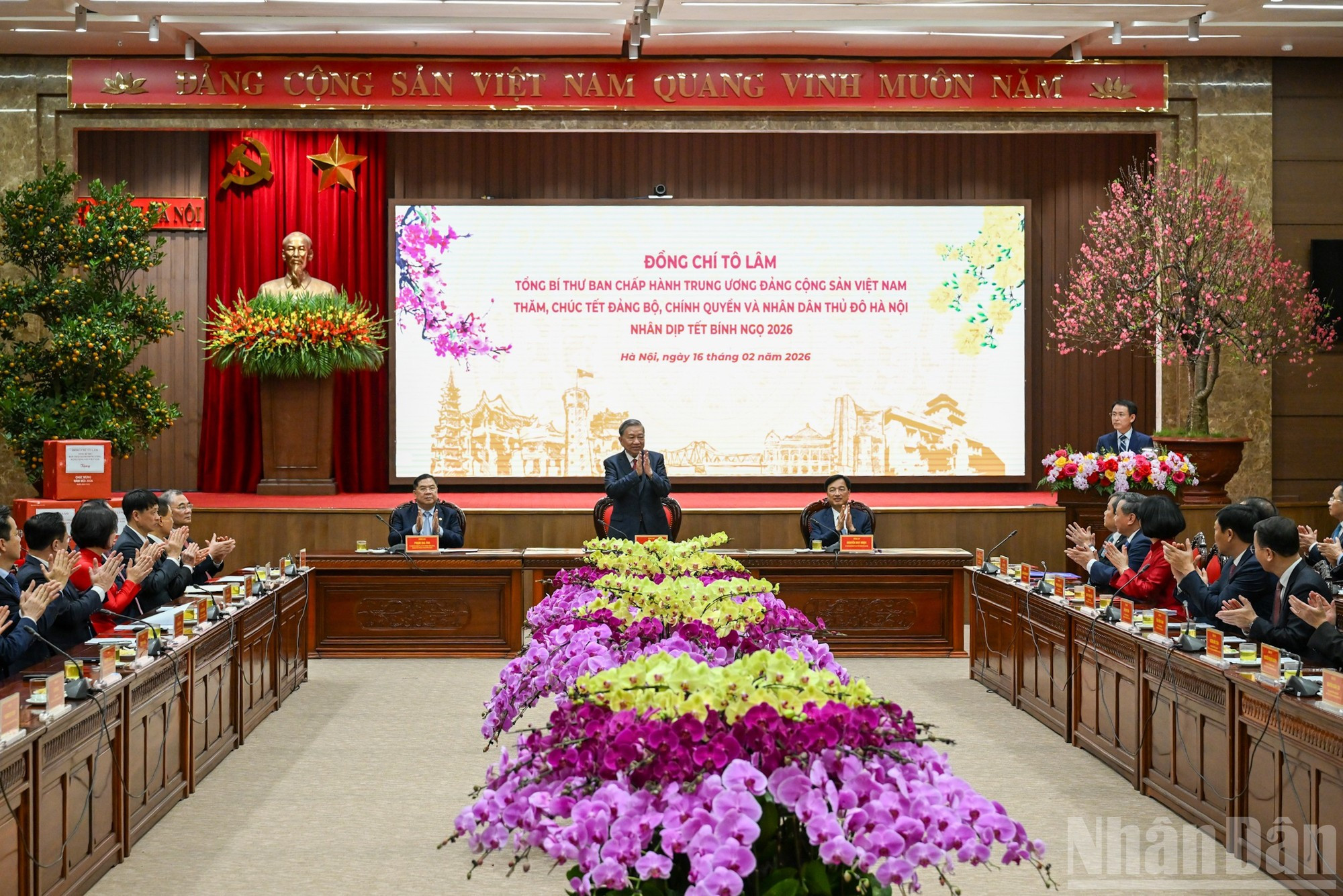 Генеральный секретарь ЦК КПВ То Лам поздравляет с Тэтом парторганизацию, органы власти и жителей Ханоя.