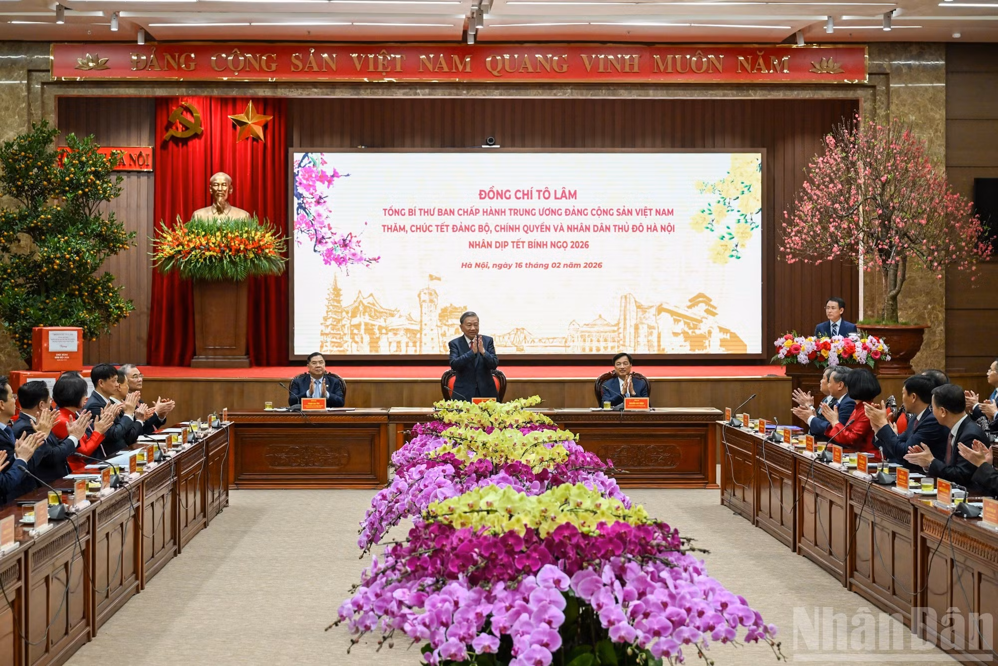 Генеральный секретарь ЦК КПВ То Лам поздравляет с Тэтом парторганизацию, органы власти и жителей Ханоя.