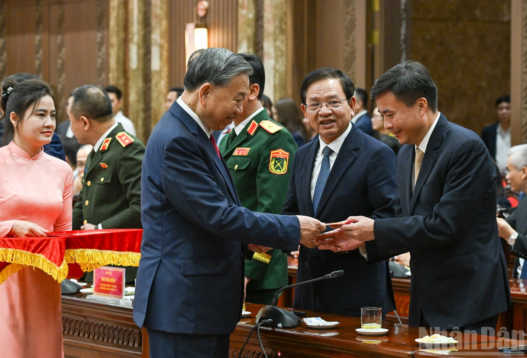 Генеральный секретарь ЦК КПВ То Лам поздравляет с Тэтом руководителей города Ханоя.