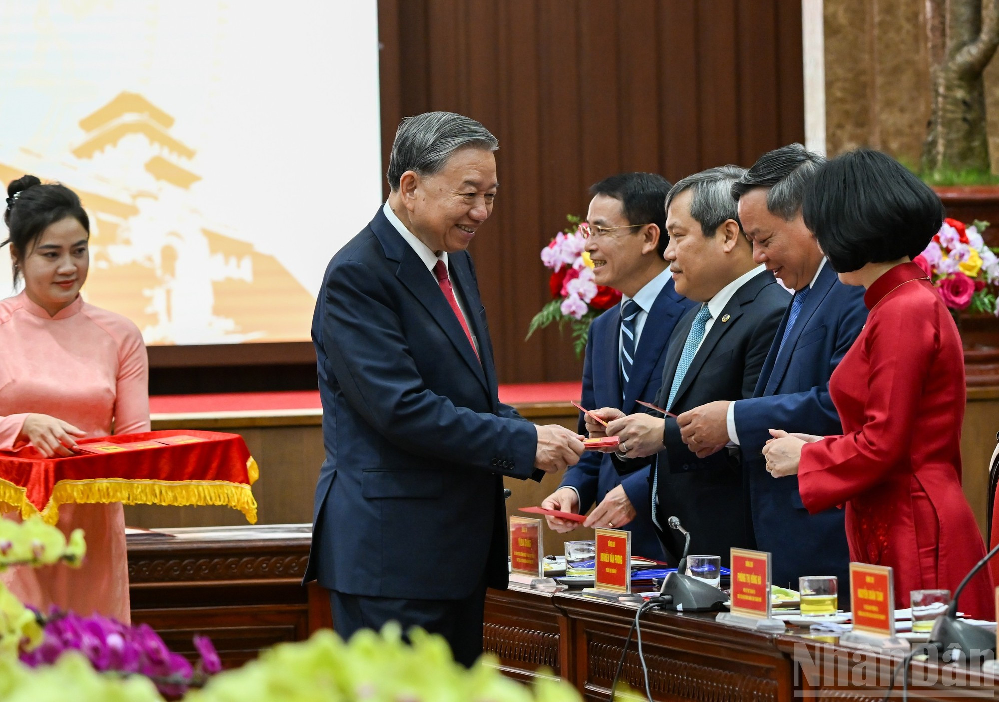Генеральный секретарь ЦК КПВ То Лам поздравляет с Тэтом руководителей города Ханоя.