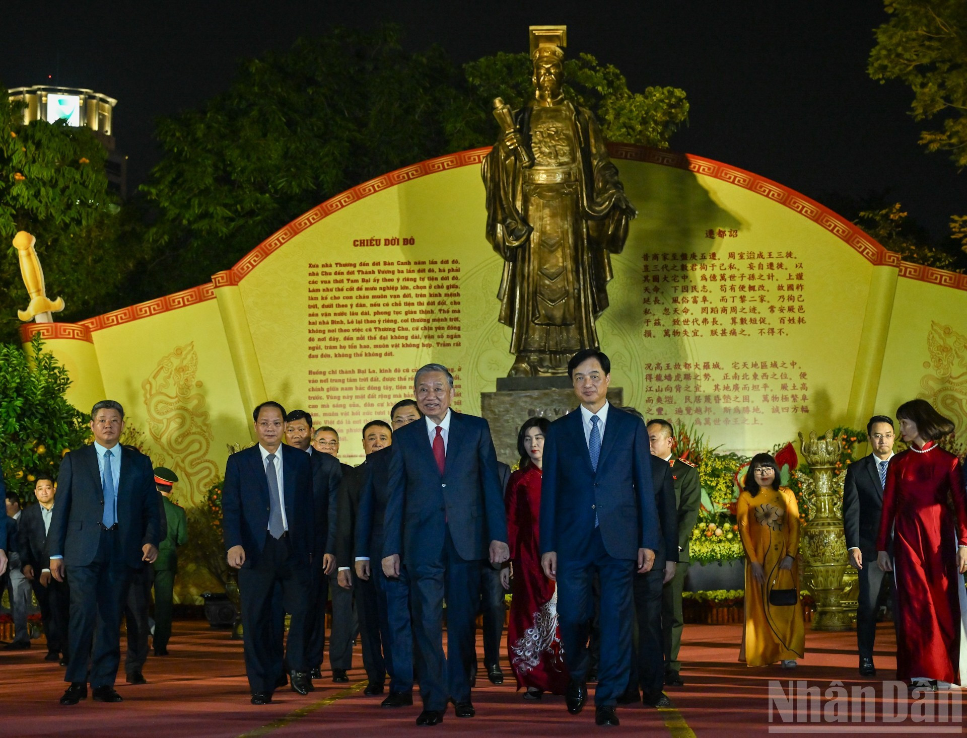 Генеральный секретарь ЦК КПВ То Лам вместе с руководителями Партии, Государства и города Ханоя воскуряетблаговония у памятника Ли Тхай То. (Фото: Зюи Линь)