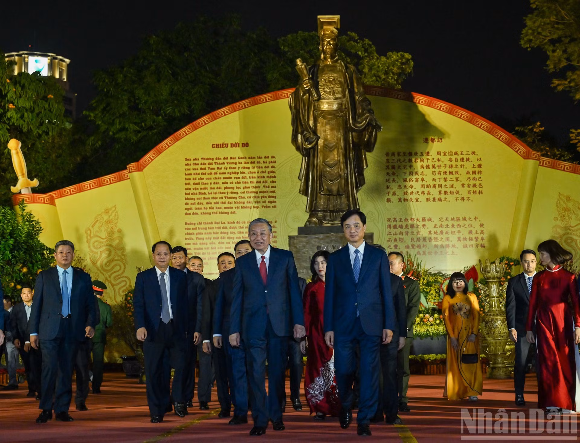 Генеральный секретарь ЦК КПВ То Лам вместе с руководителями Партии, Государства и города Ханоя воскуряетблаговония у памятника Ли Тхай То. (Фото: Зюи Линь)