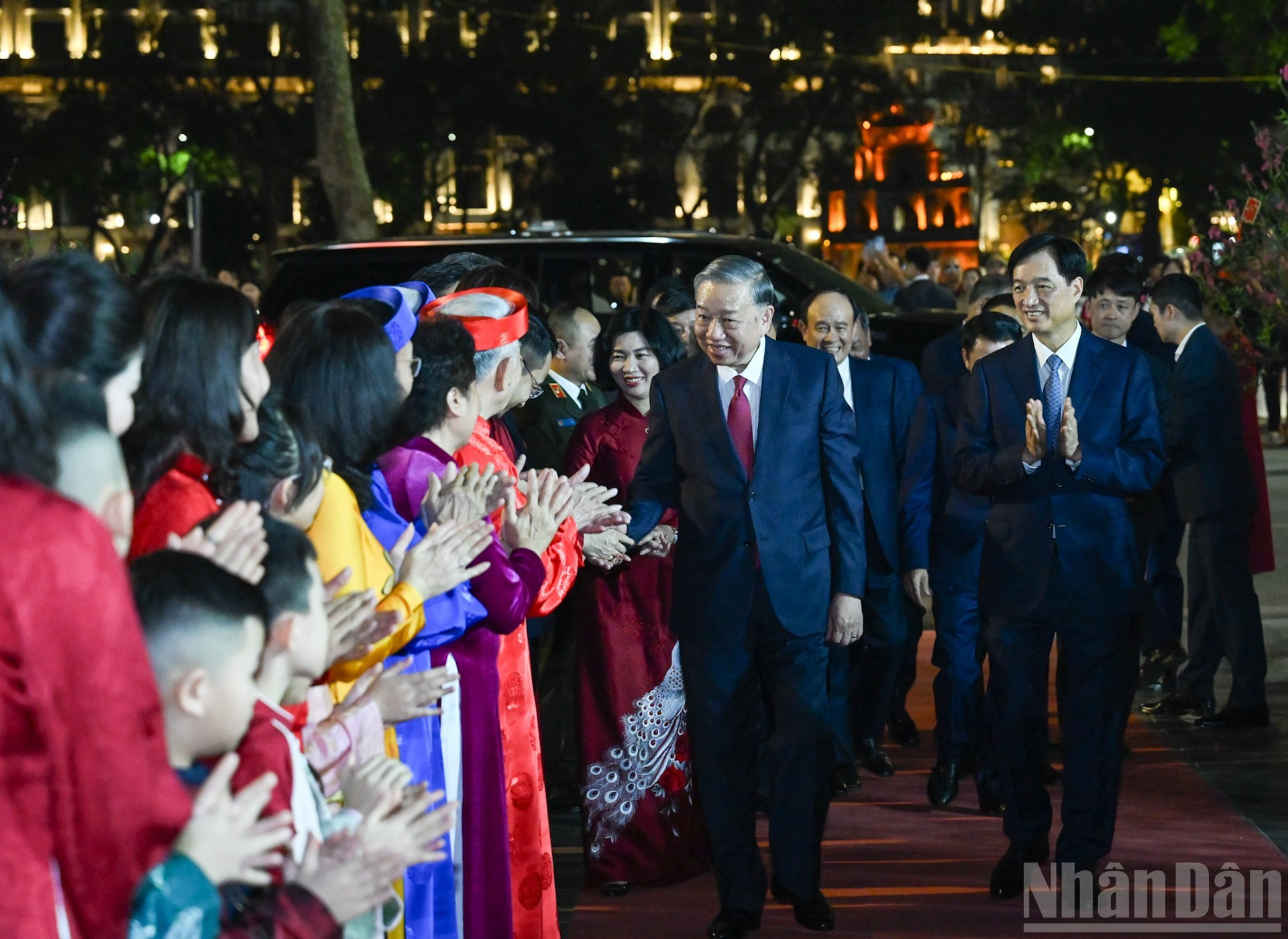 Генеральный секретарь ЦК КПВ То Лам прибывает для воскурения благовоний у памятника Ли Тхай То. (Фото: Зюи Линь)
