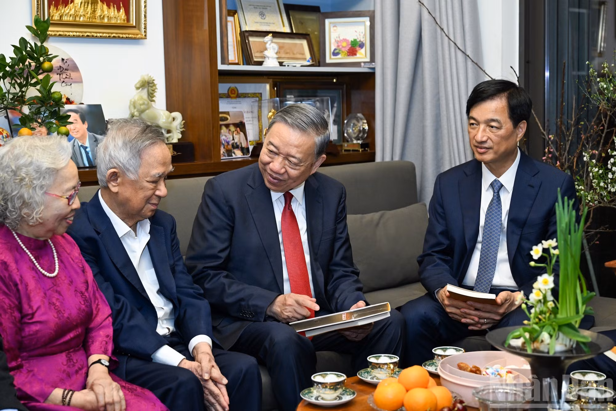 Генеральный секретарь ЦК КПВ То Лам беседует с профессором, кандидатом наук, народным учителем Нгуен Лан Зунгом и доцентом, кандидатом наук, народным врачом Нгуен Ким Ны Хиеу.