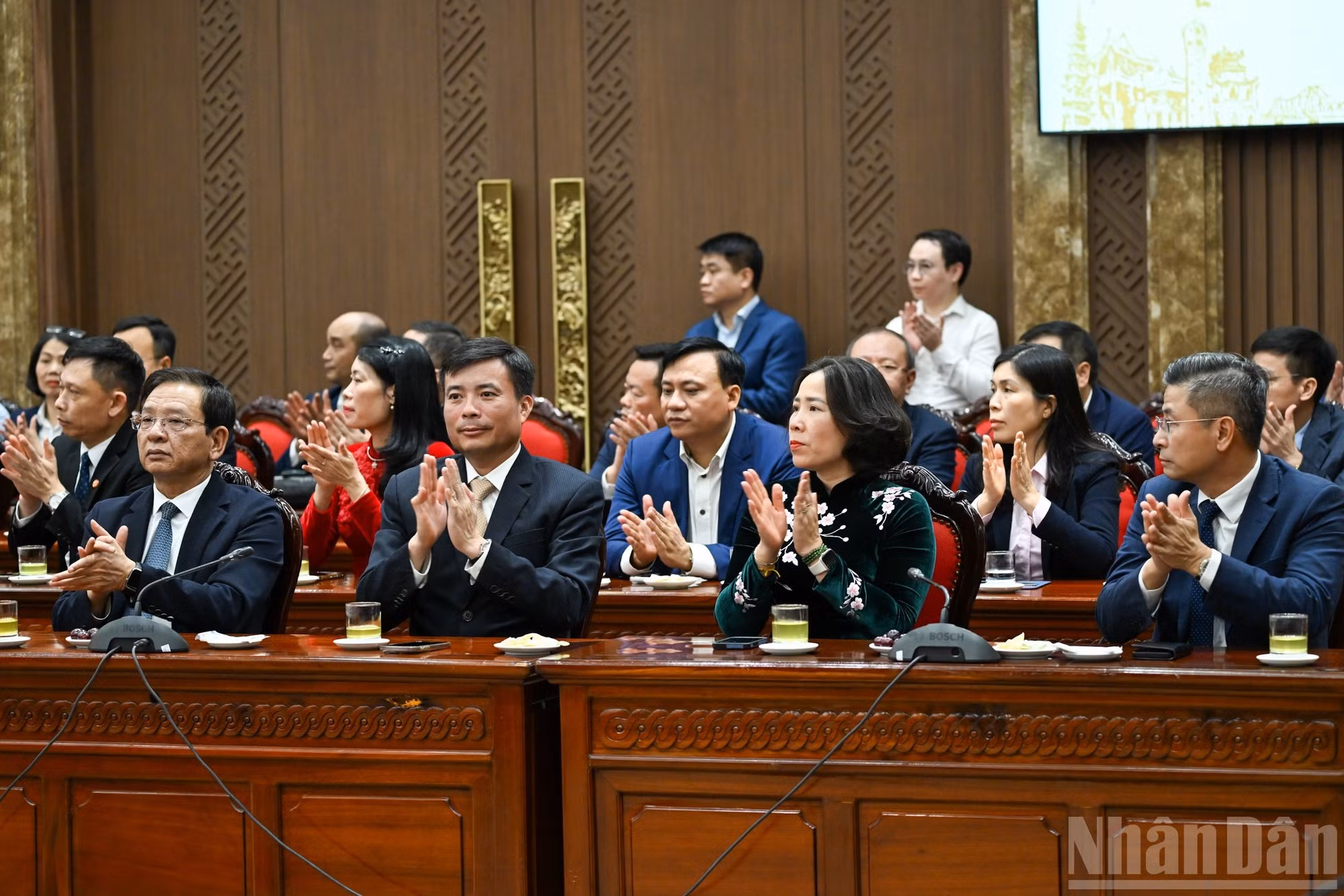 Руководители города Ханоя на встрече.